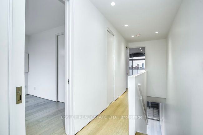 899 Dundas Street W
