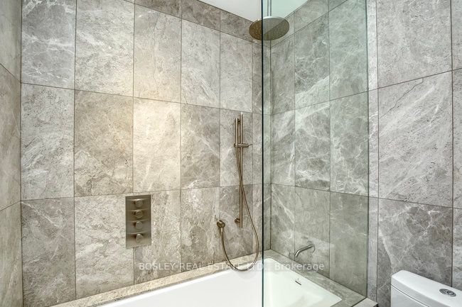 899 Dundas Street W