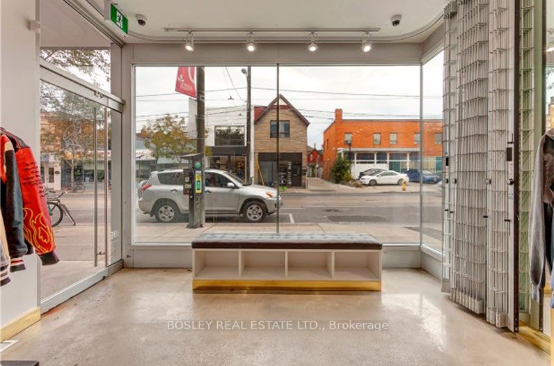 899 Dundas Street W