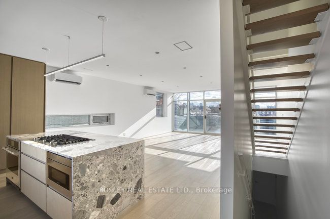899 Dundas Street W