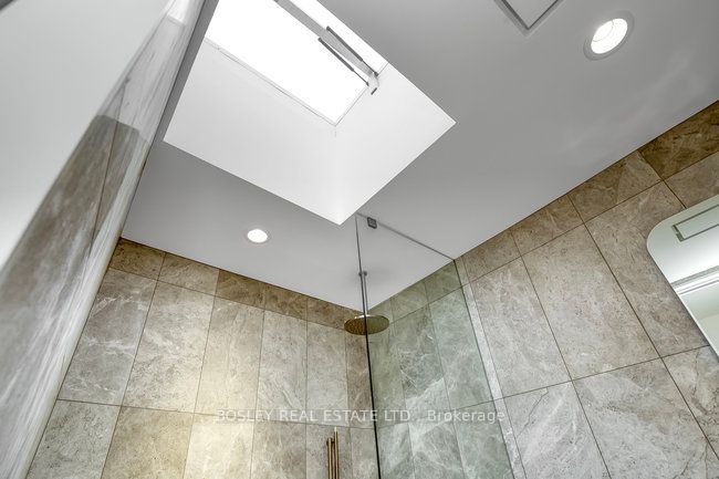 899 Dundas Street W