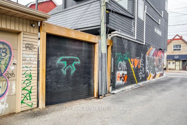 899 Dundas Street W