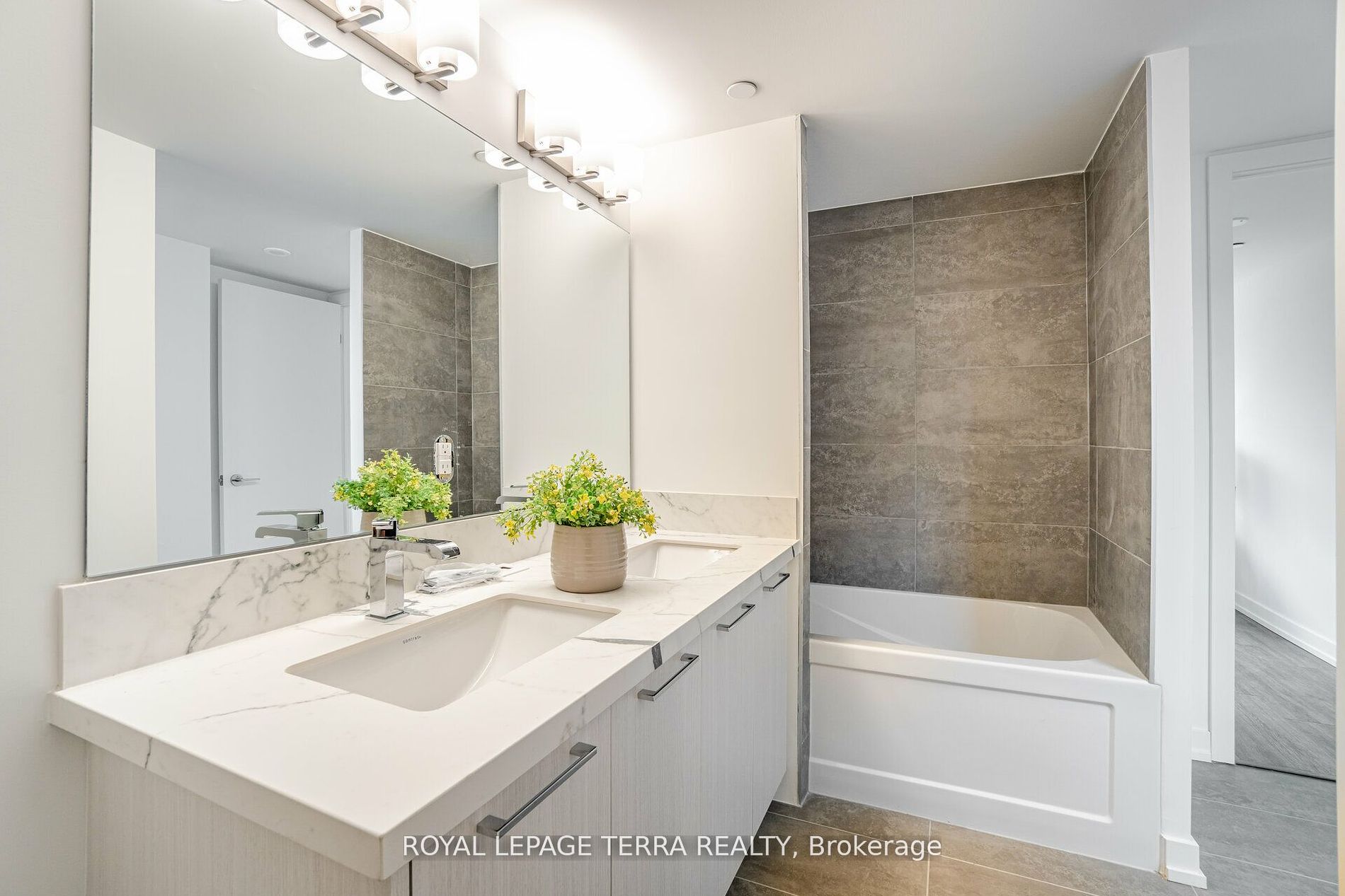 871 Sheppard Ave W, #28