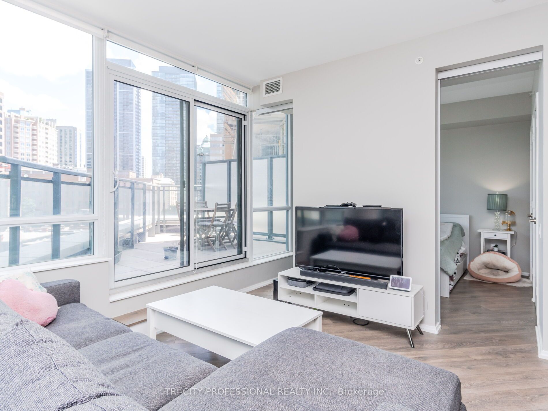 45 Charles St E, #709