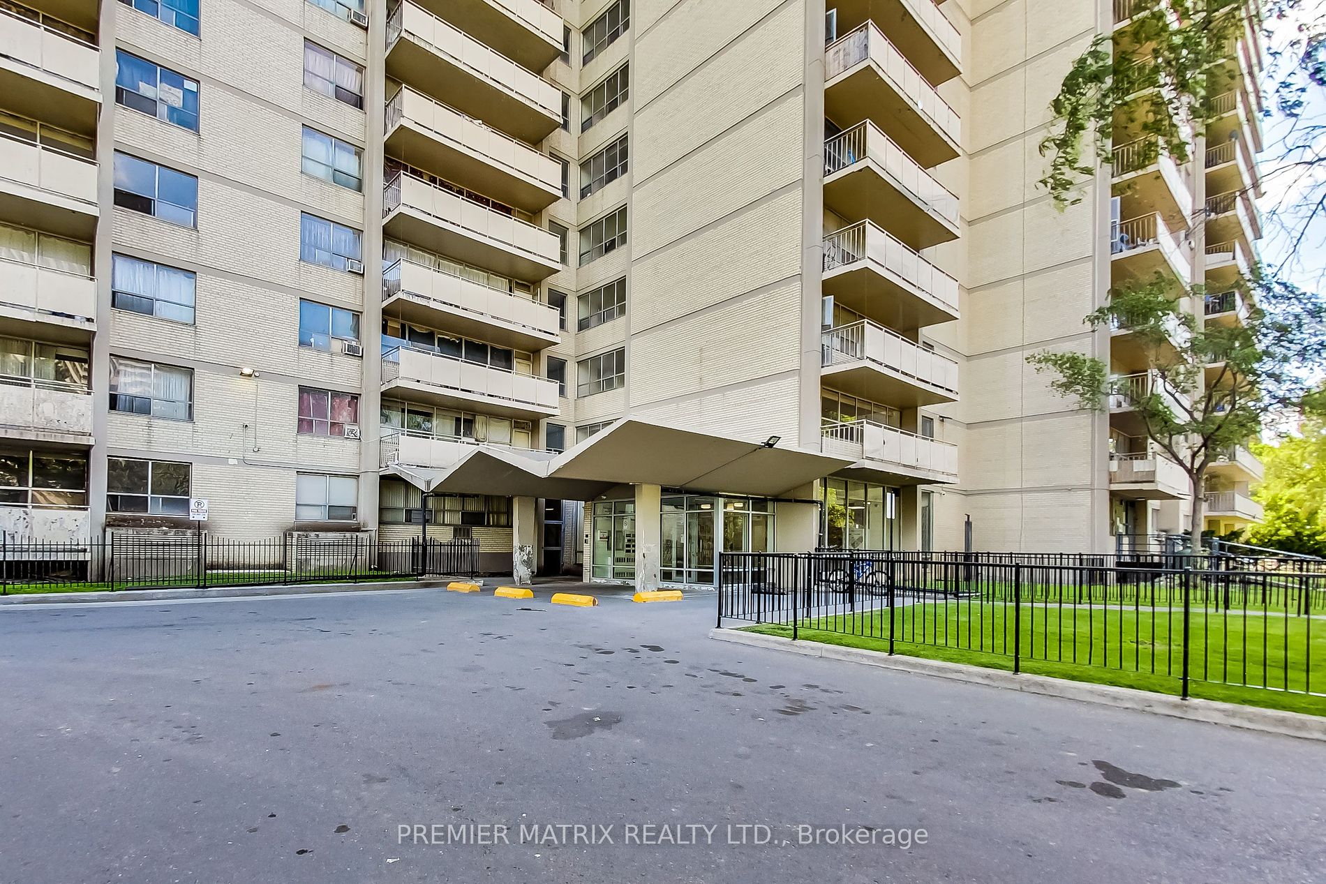 65 Thorncliffe Park Drive, #116