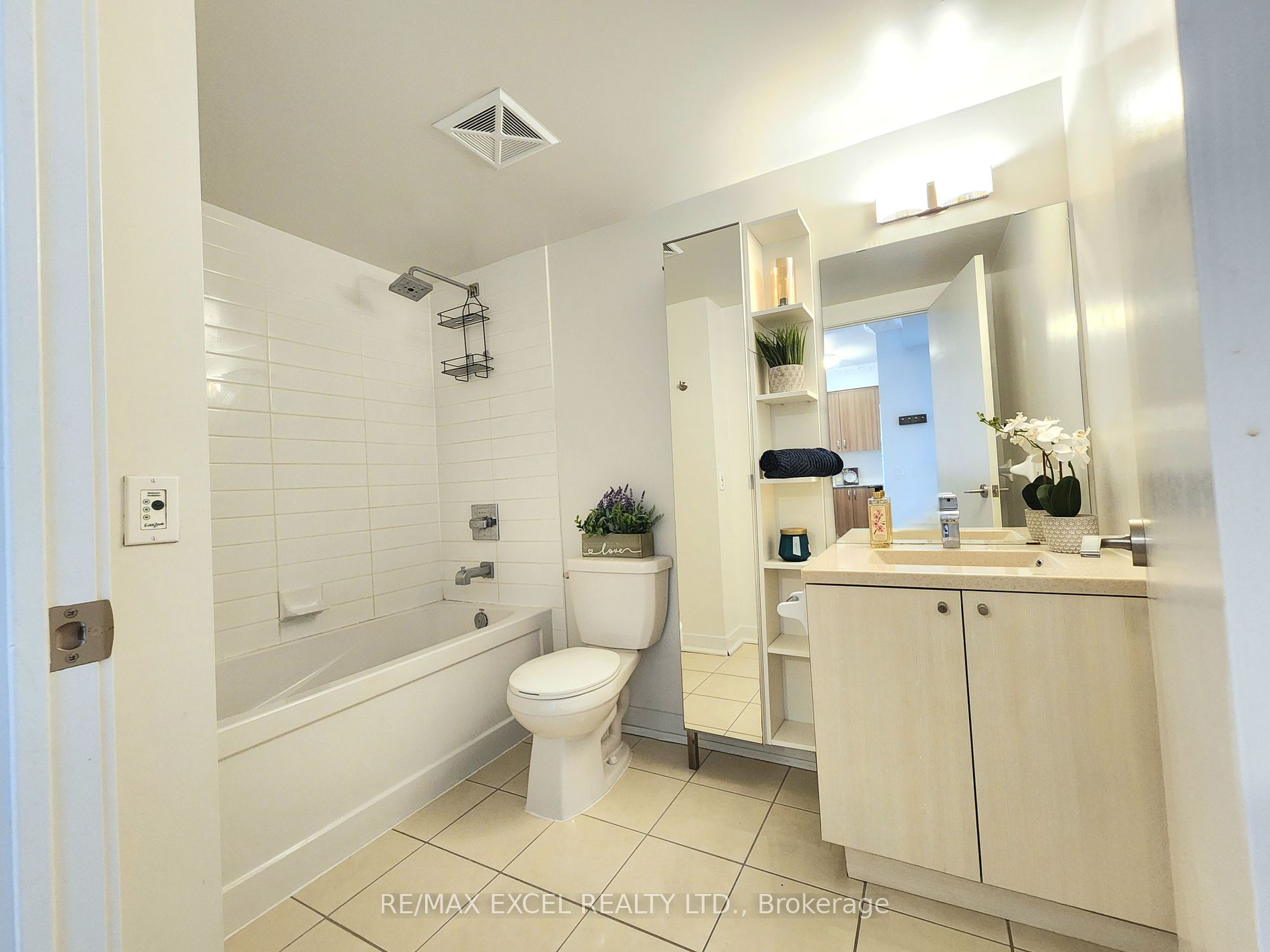 5740 Yonge Street, #803