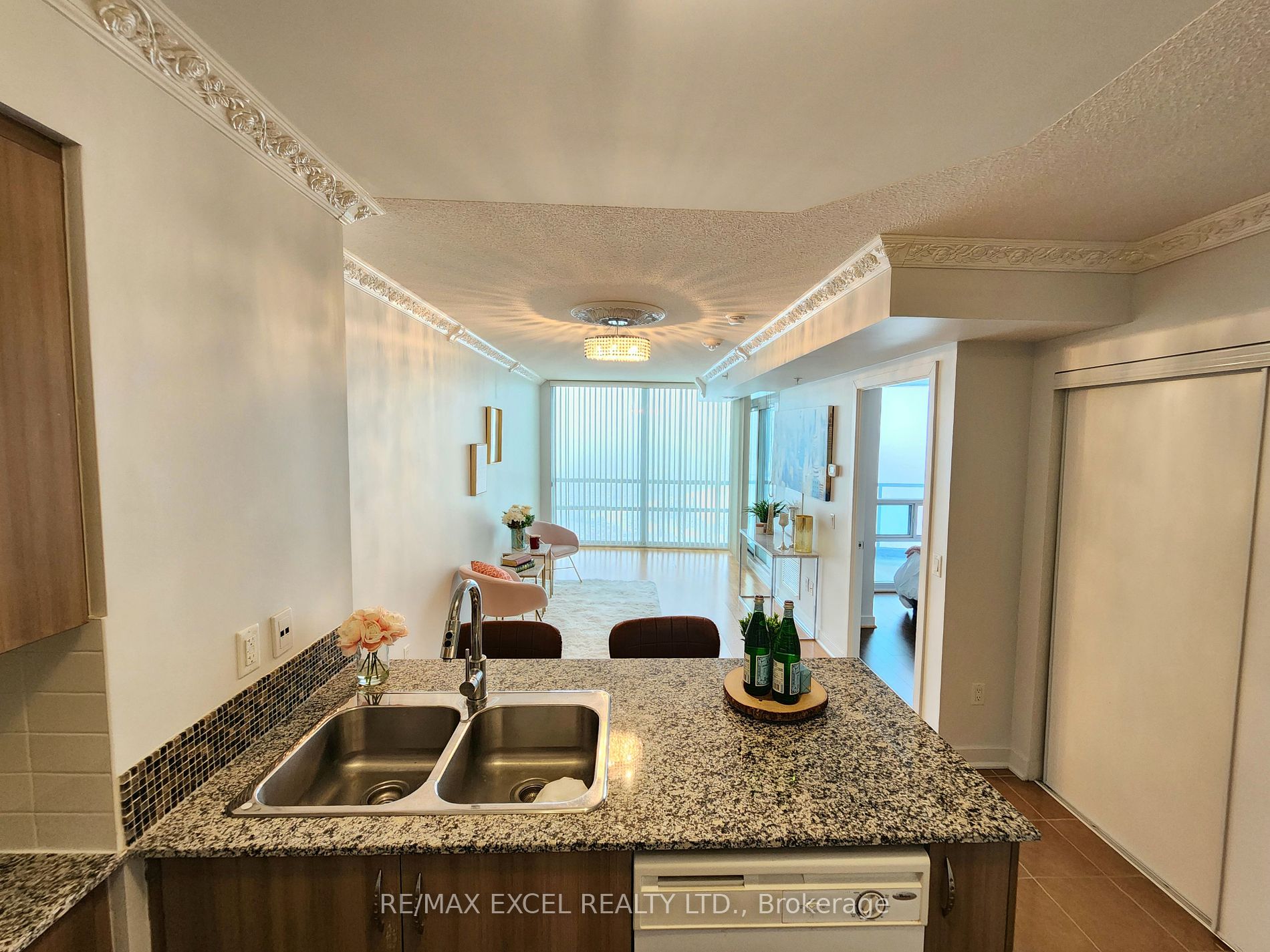 5740 Yonge Street, #803