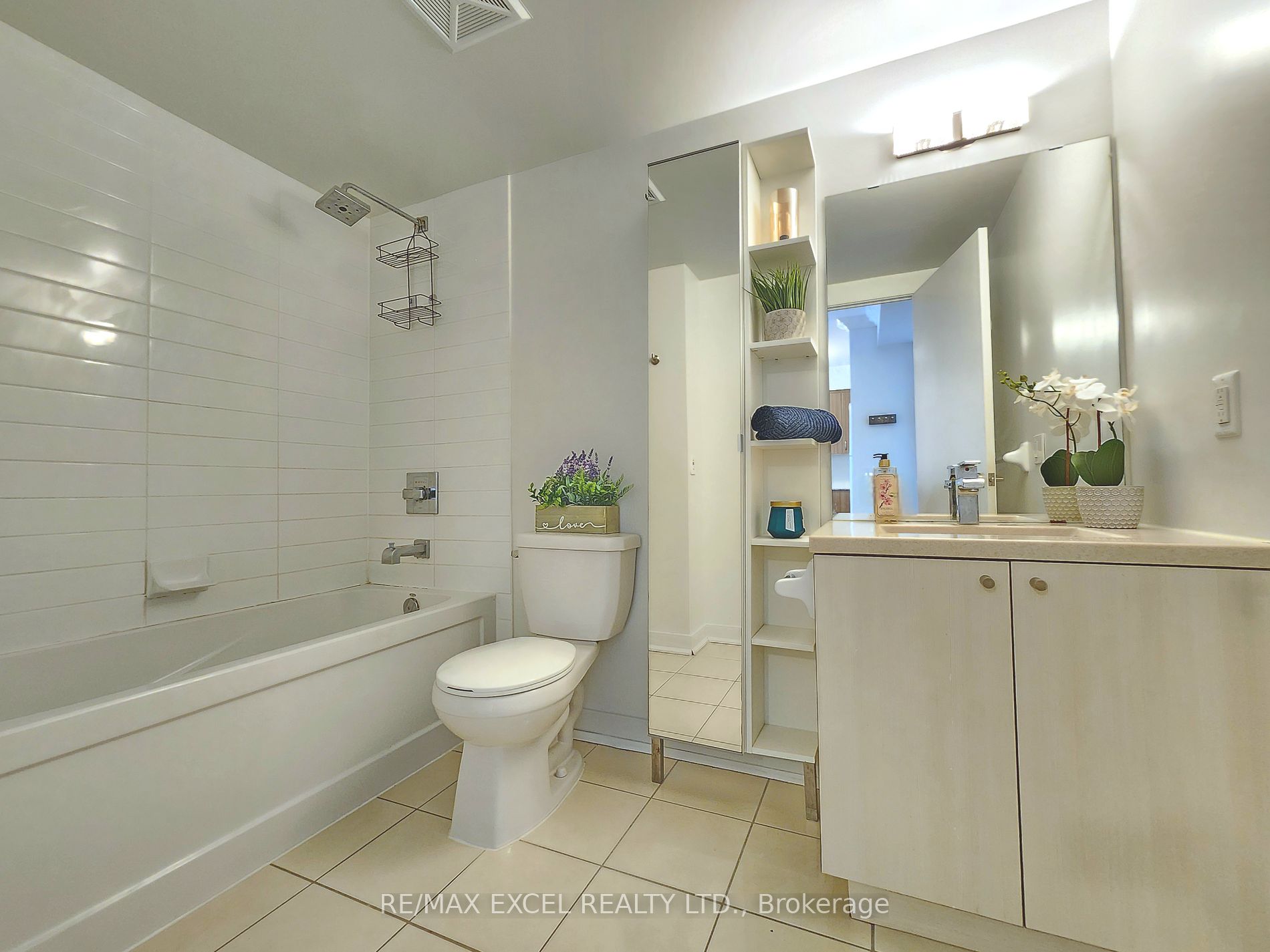 5740 Yonge Street, #803