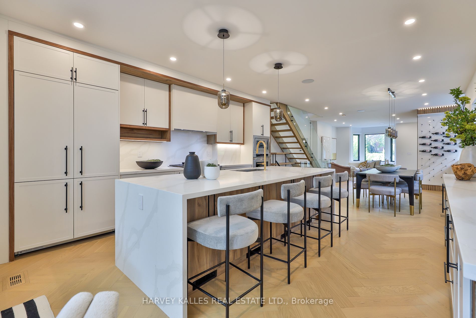 37 Heath St E