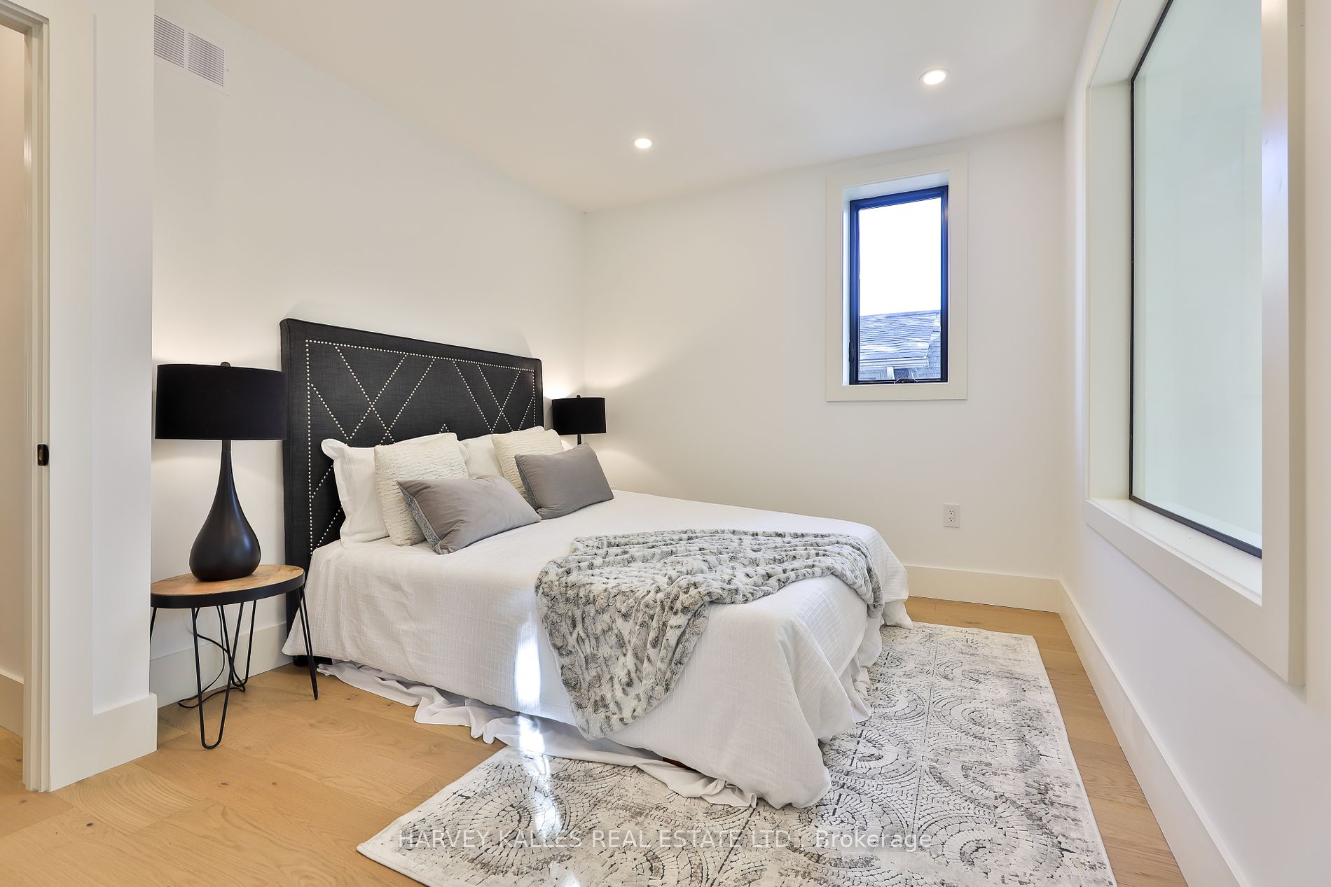 37 Heath St E