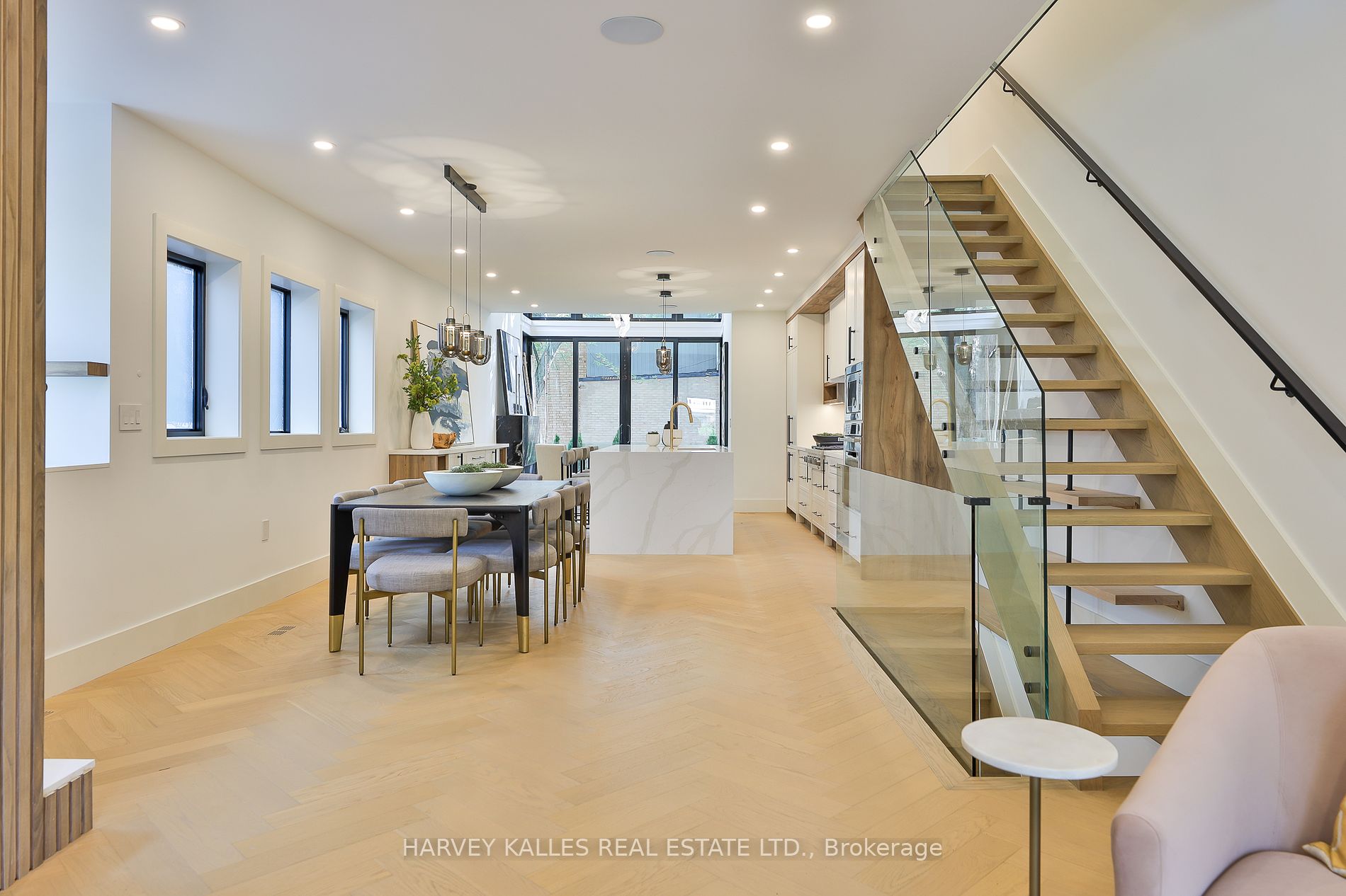 37 Heath St E