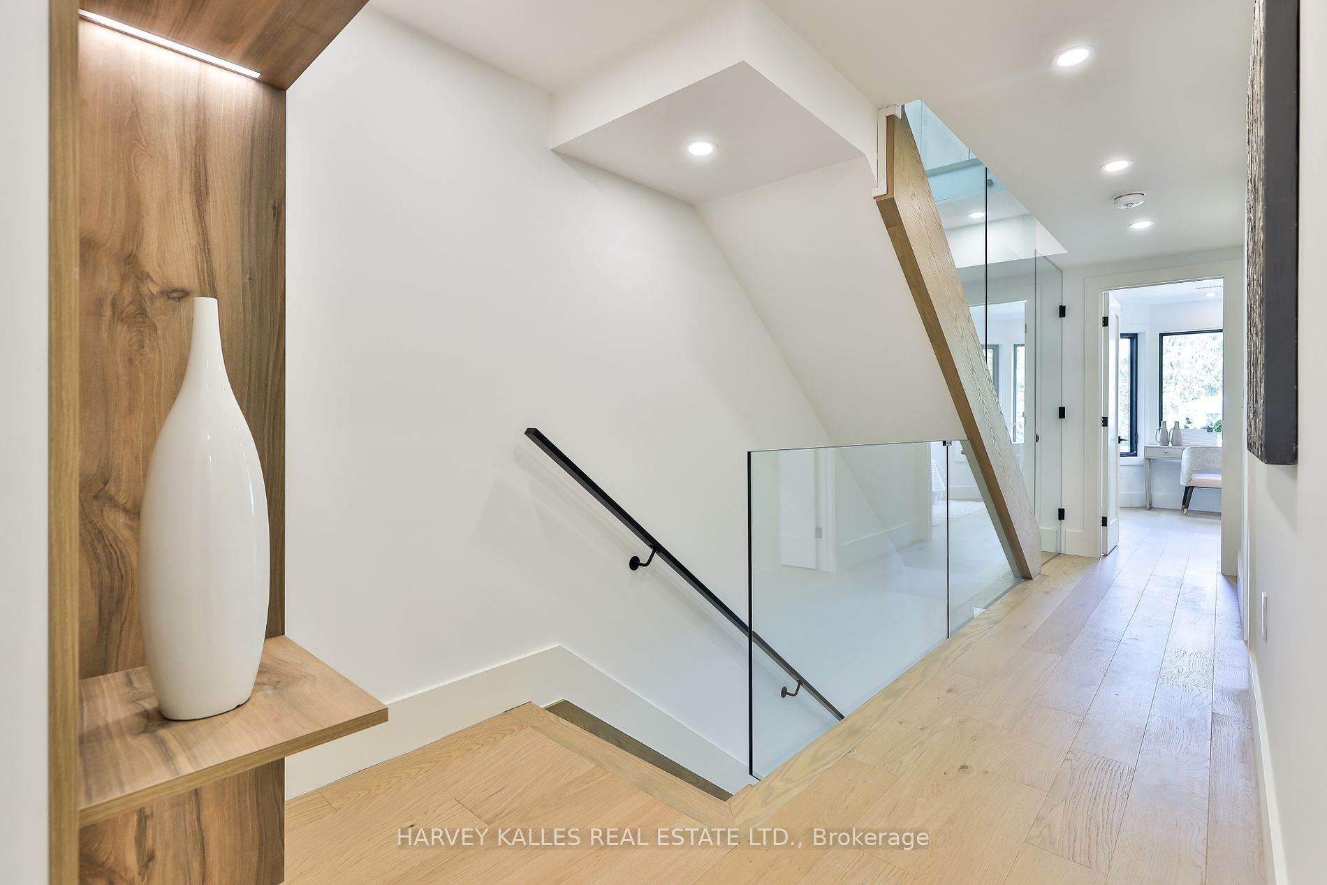 37 Heath St E
