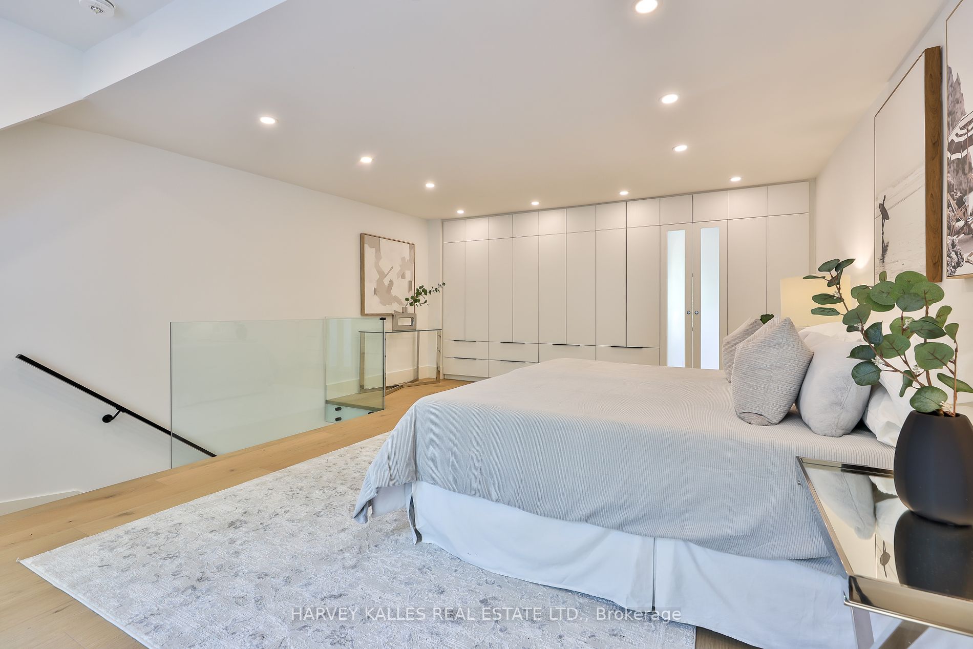 37 Heath St E