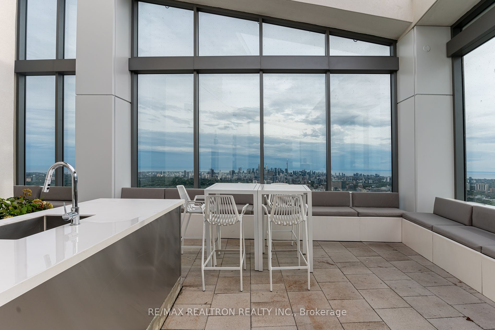 2221 Yonge St, #2911