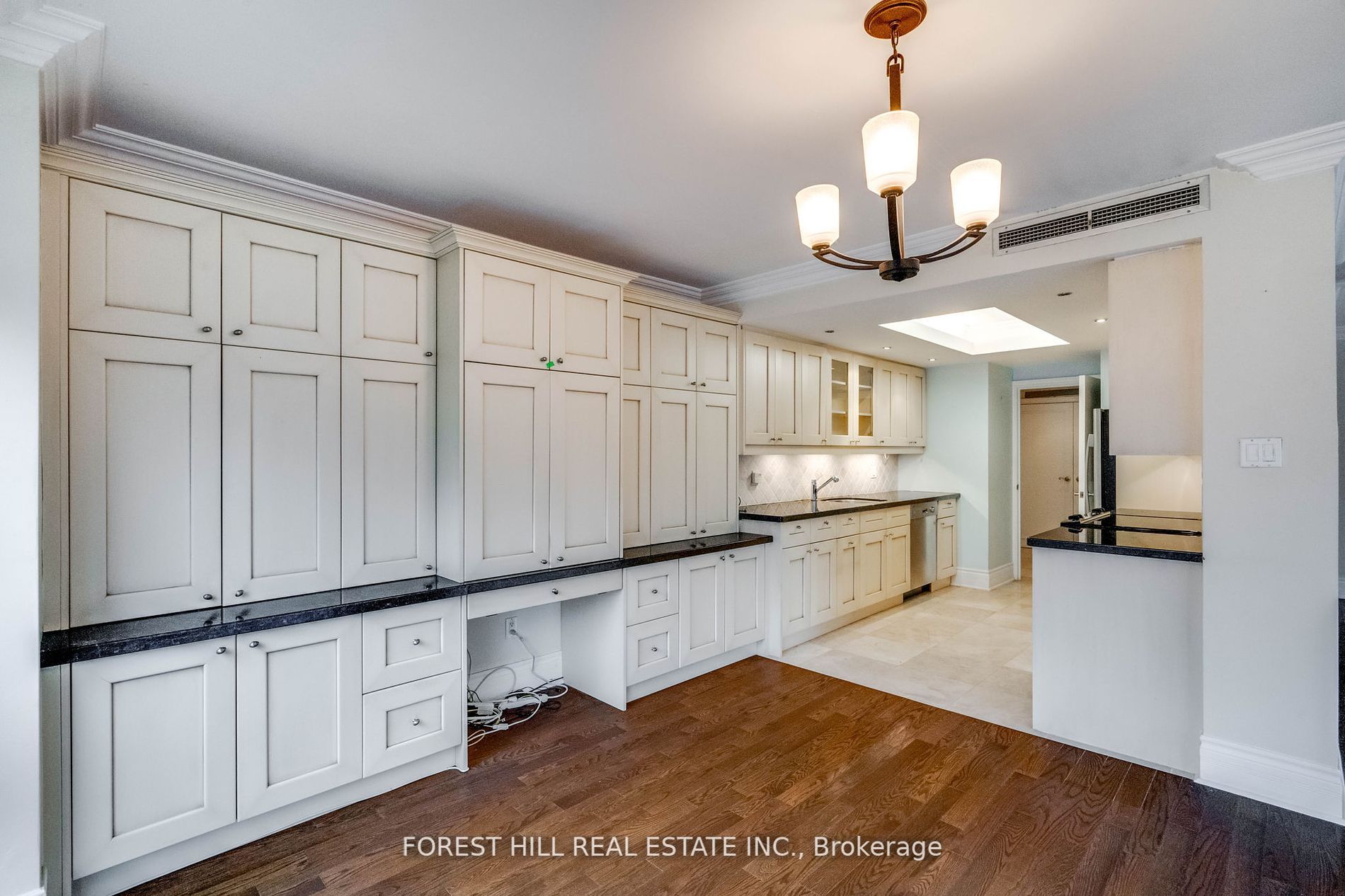 625 Avenue Rd, #302
