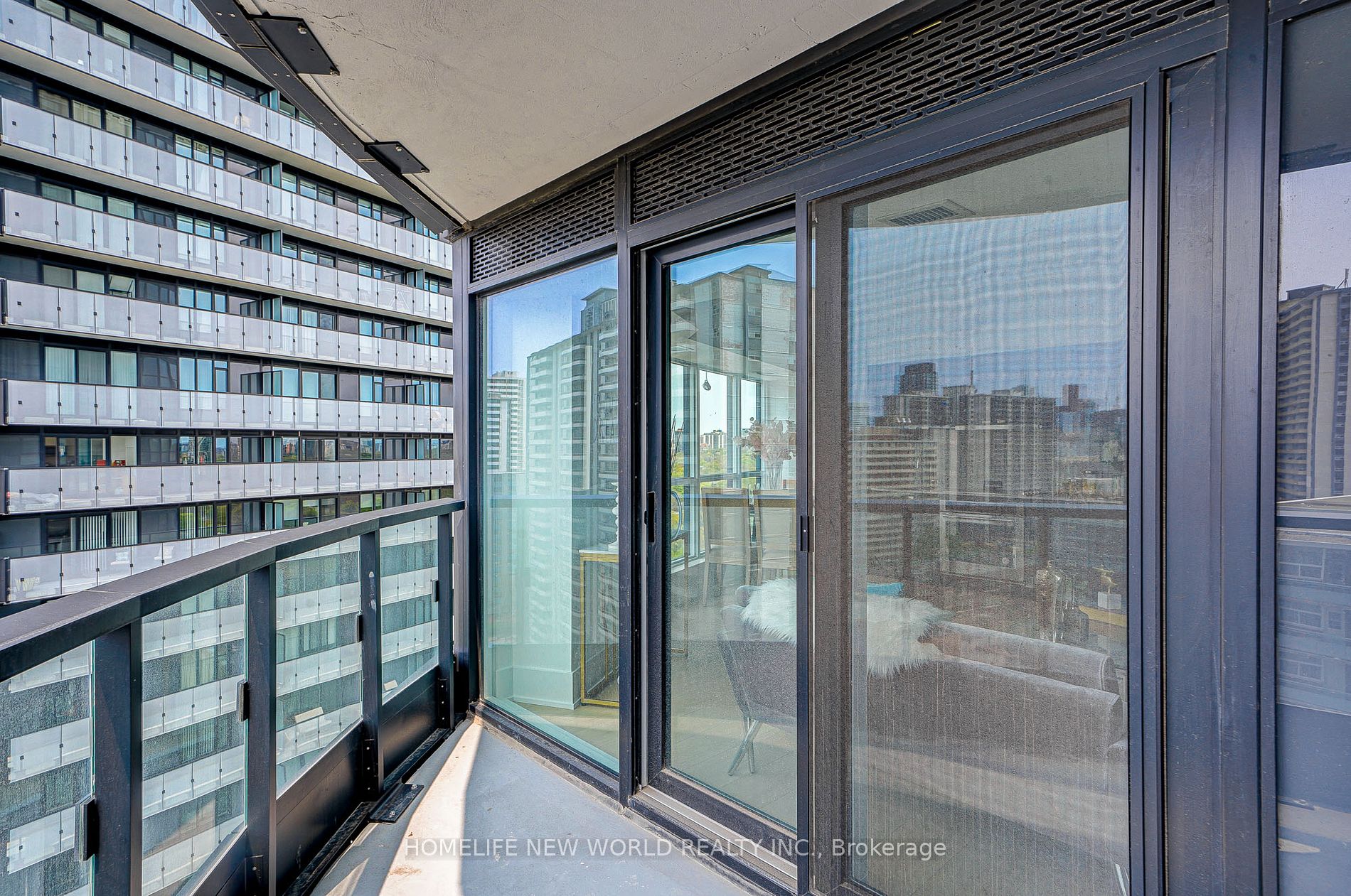 585 Bloor St E, #1522