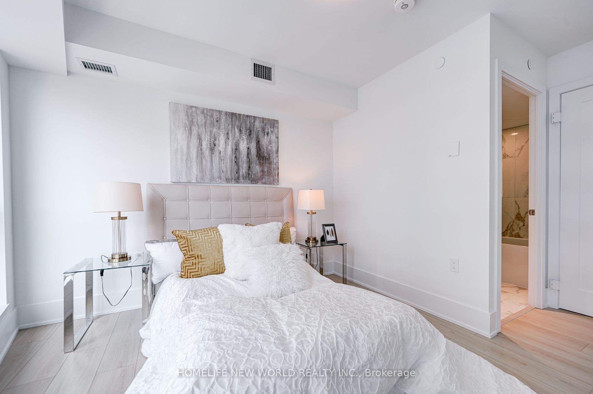 585 Bloor St E, #1522