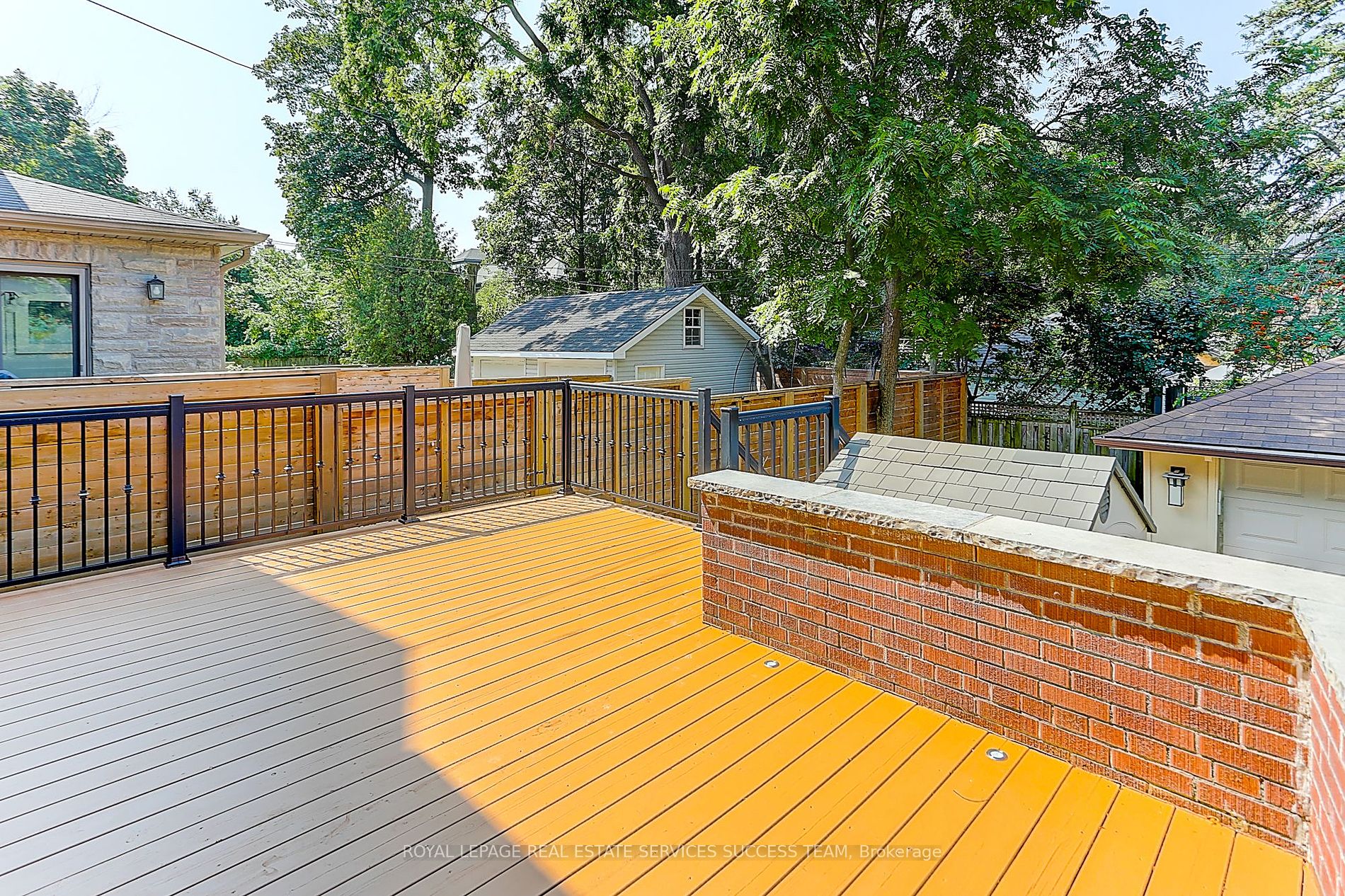 370 Rosewell Ave
