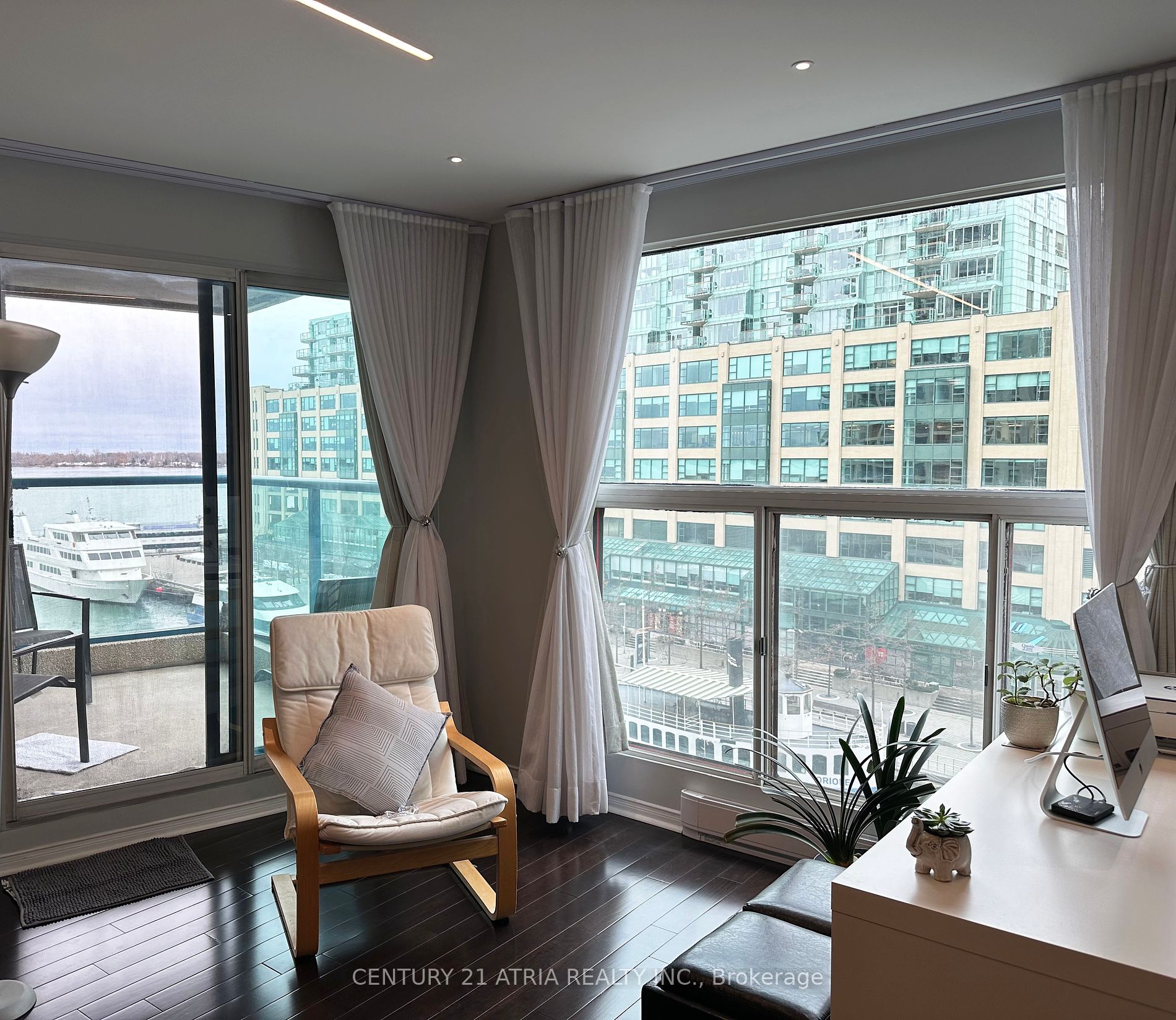 77 Harbour Sq, #811