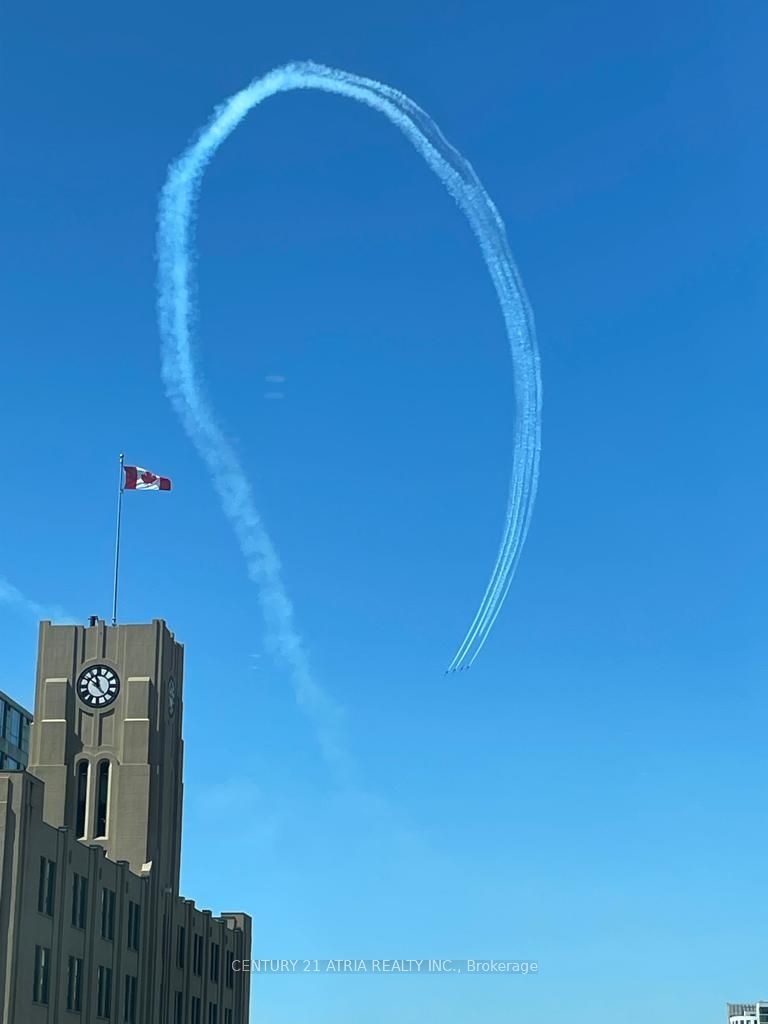 77 Harbour Sq, #811