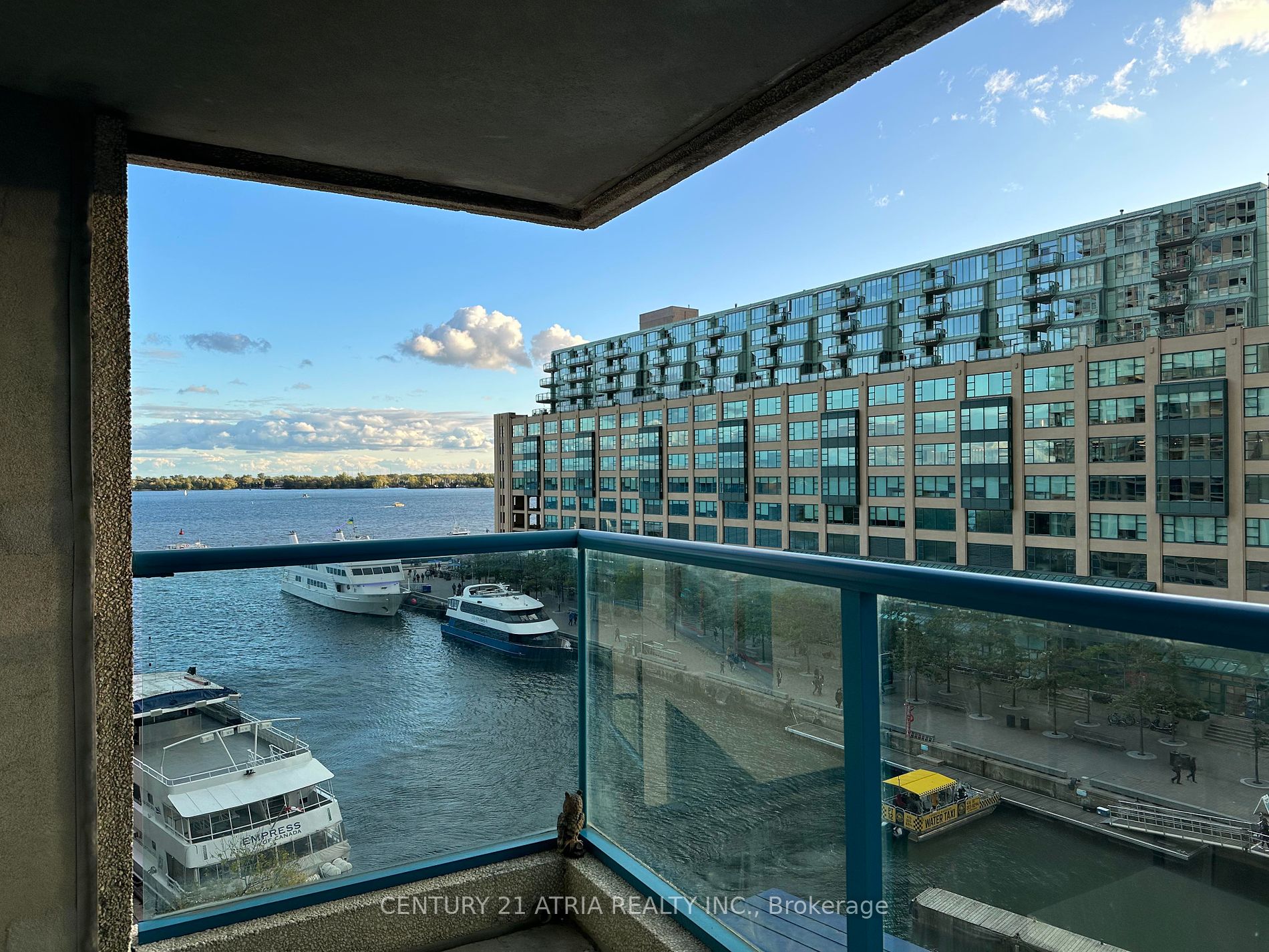 77 Harbour Sq, #811