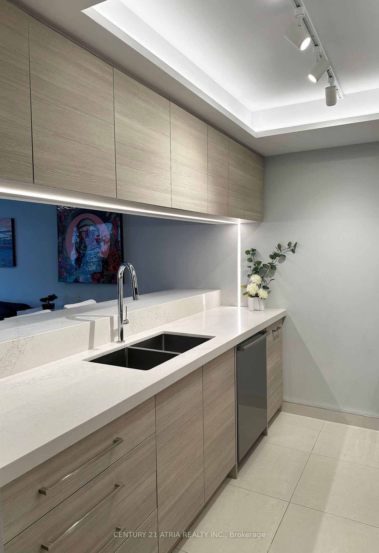 77 Harbour Sq, #811