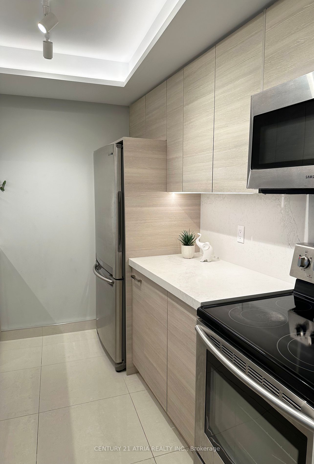 77 Harbour Sq, #811