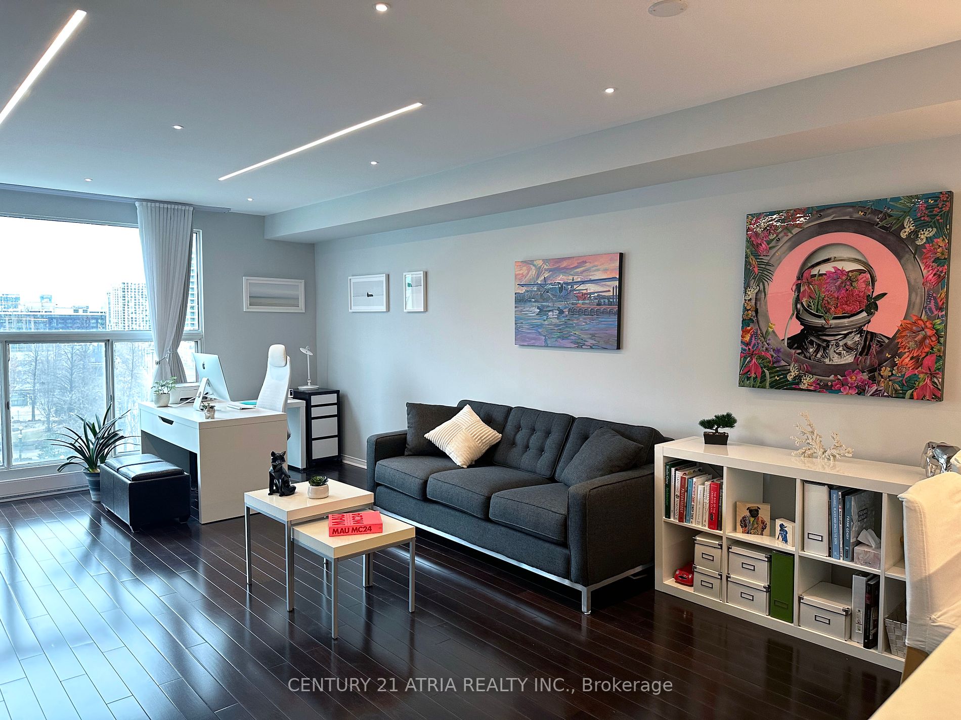 77 Harbour Sq, #811