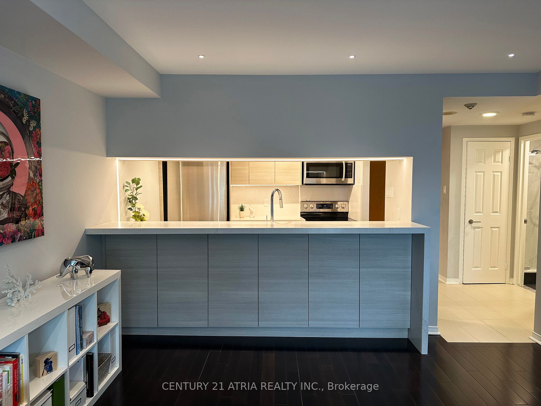 77 Harbour Sq, #811