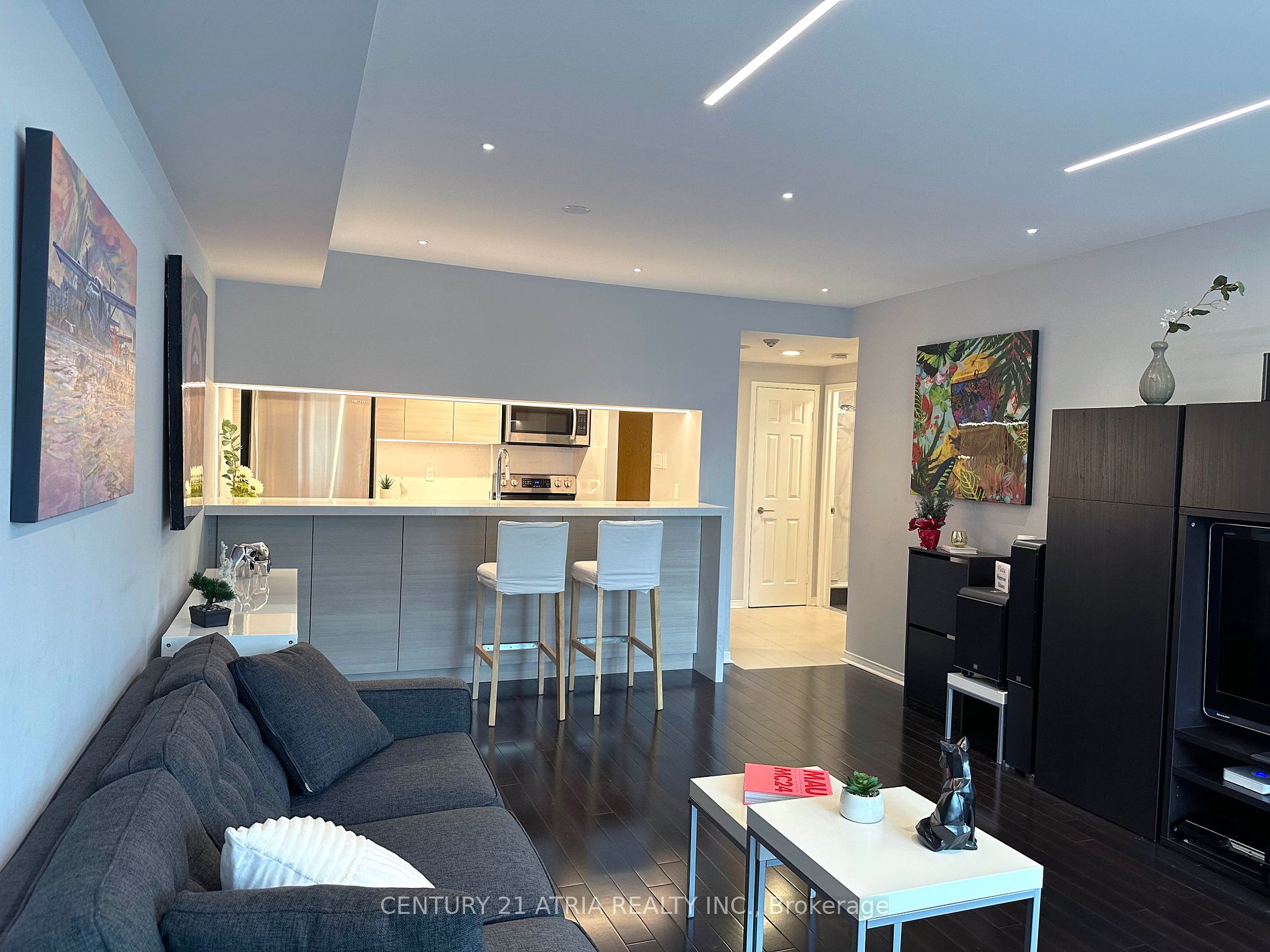 77 Harbour Sq, #811