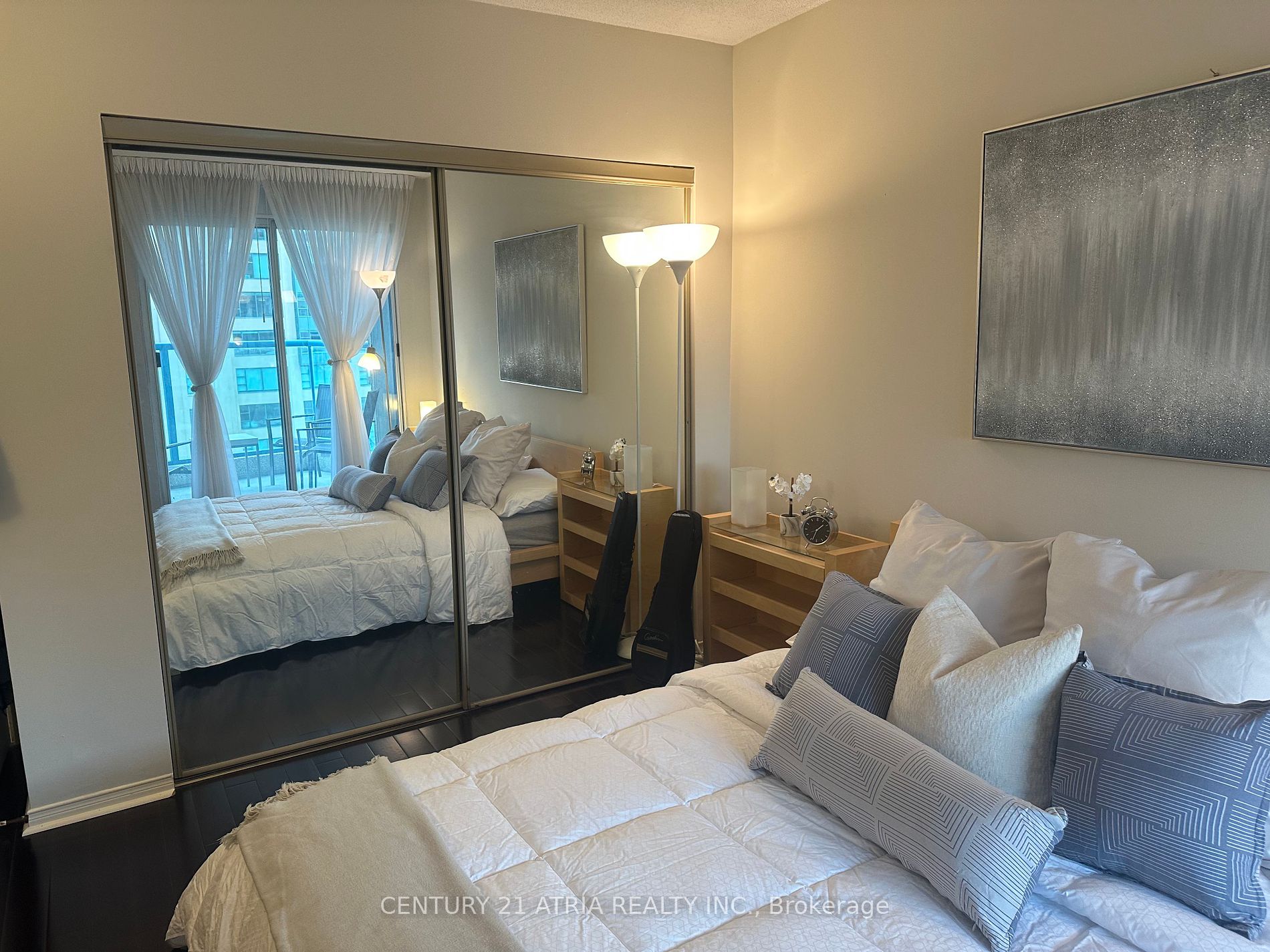 77 Harbour Sq, #811
