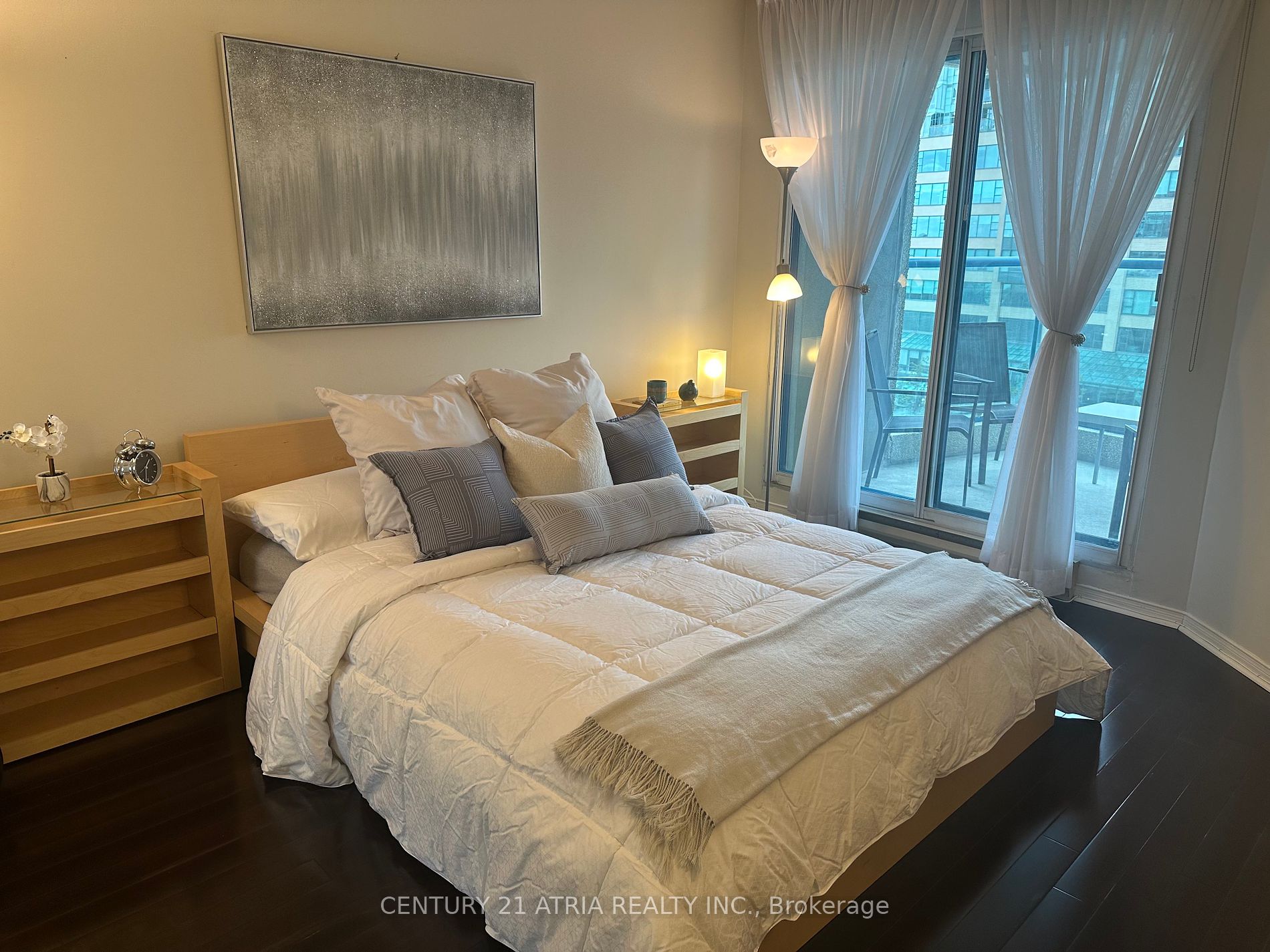 77 Harbour Sq, #811