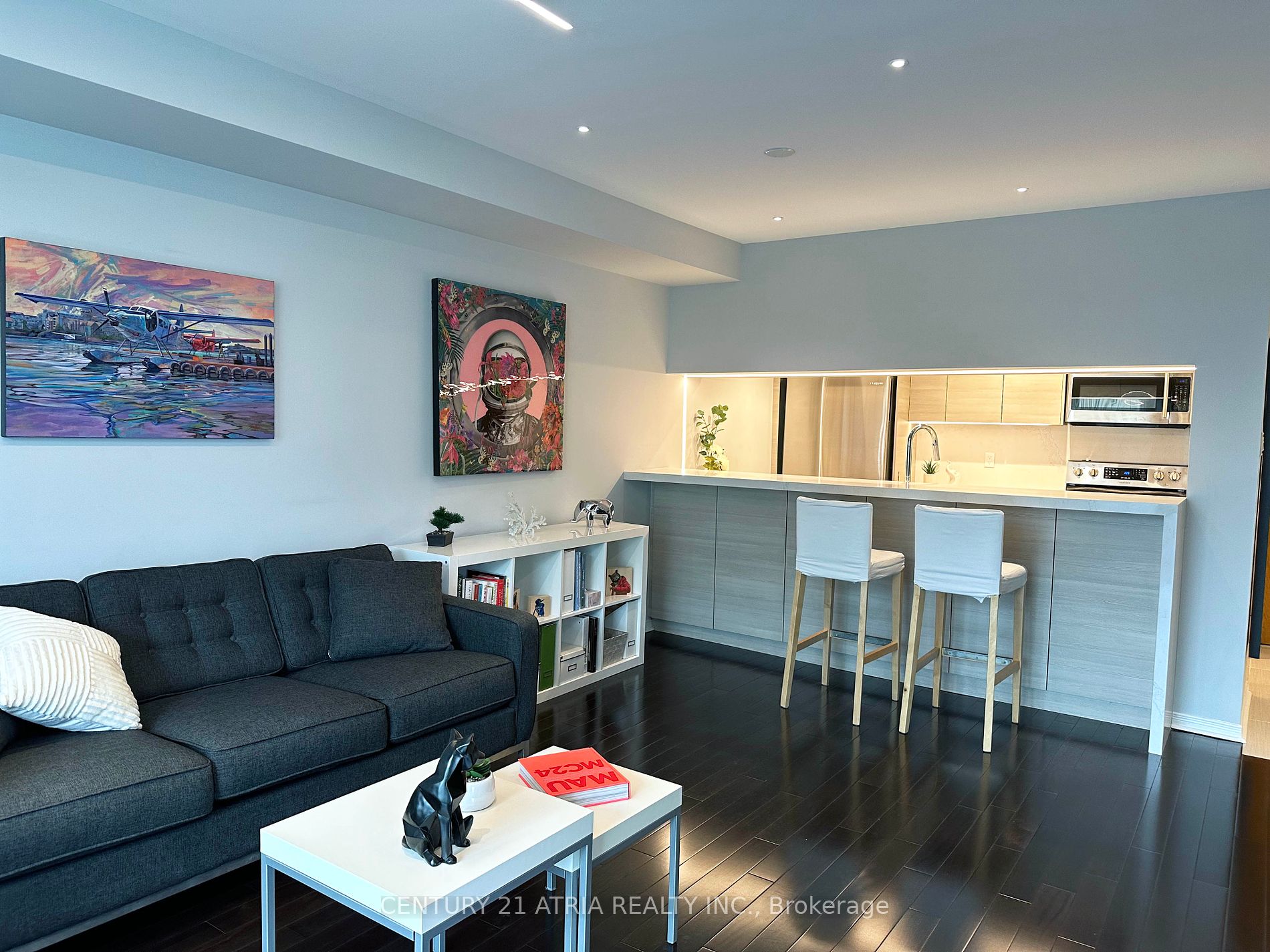 77 Harbour Sq, #811