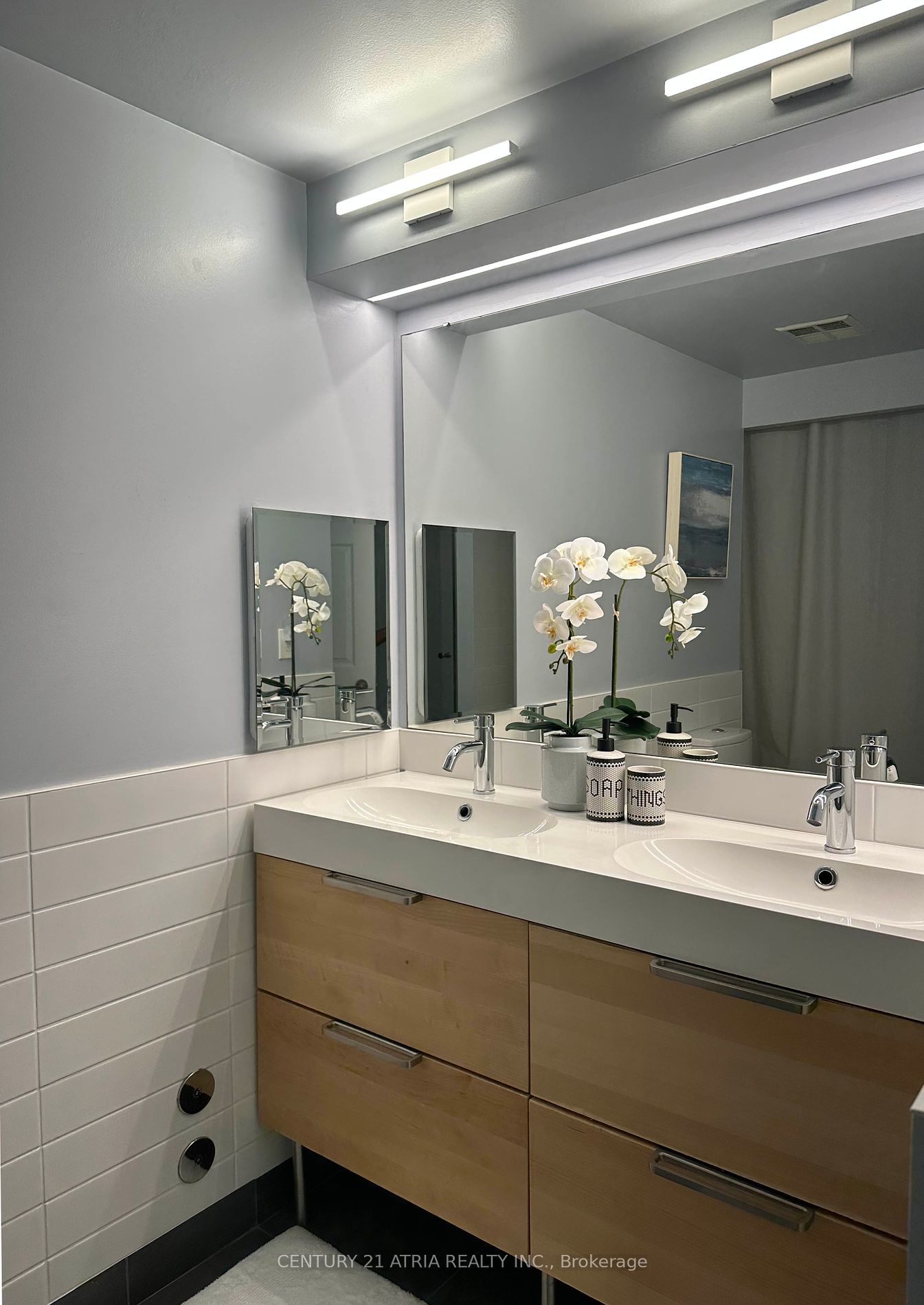 77 Harbour Sq, #811