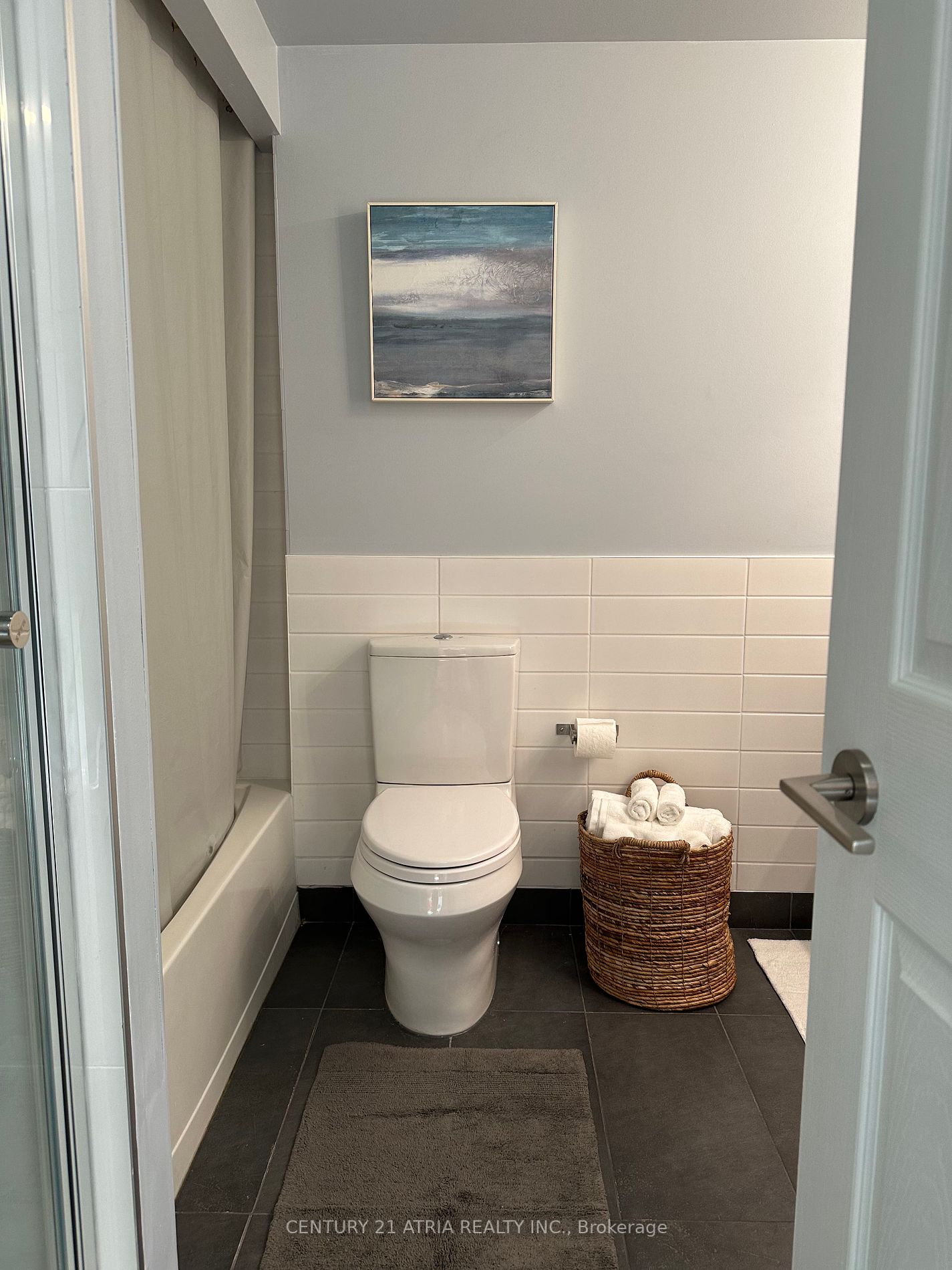 77 Harbour Sq, #811