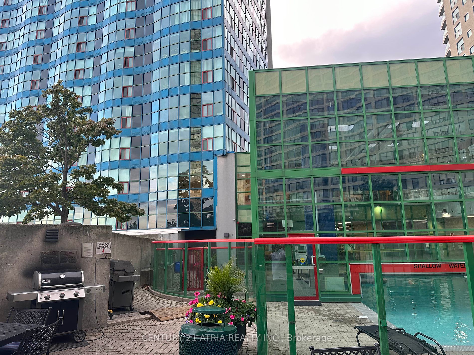 77 Harbour Sq, #811