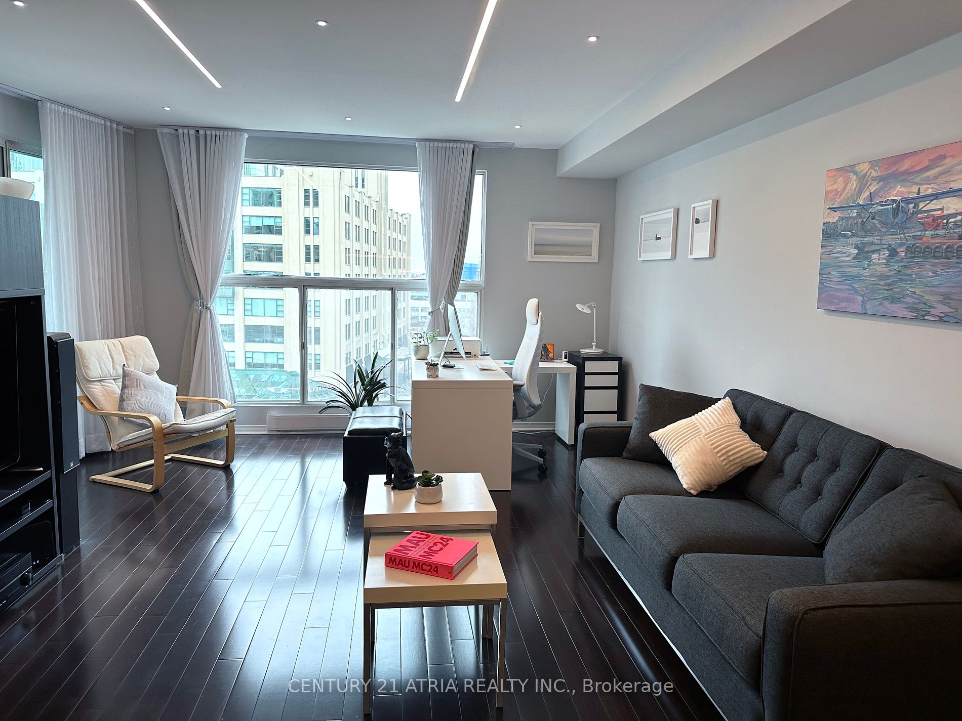 77 Harbour Sq, #811