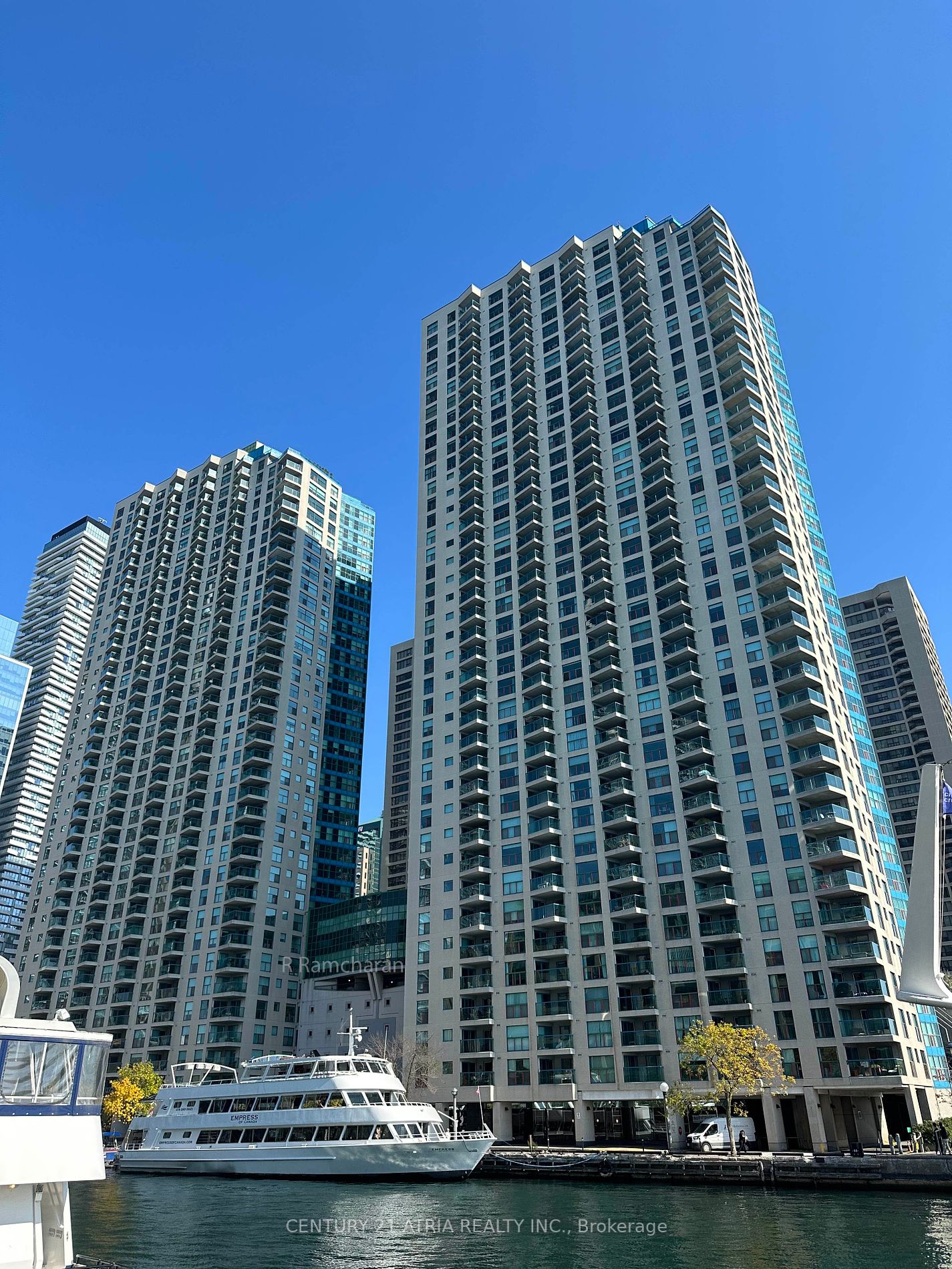 77 Harbour Sq, #811