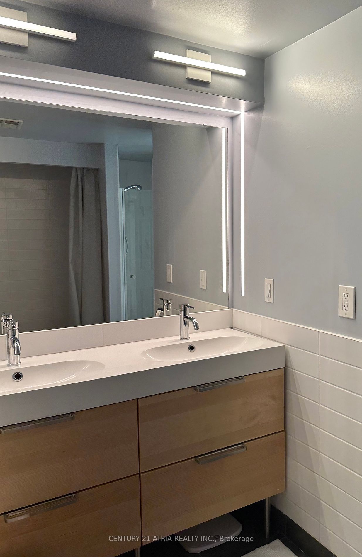 77 Harbour Sq, #811