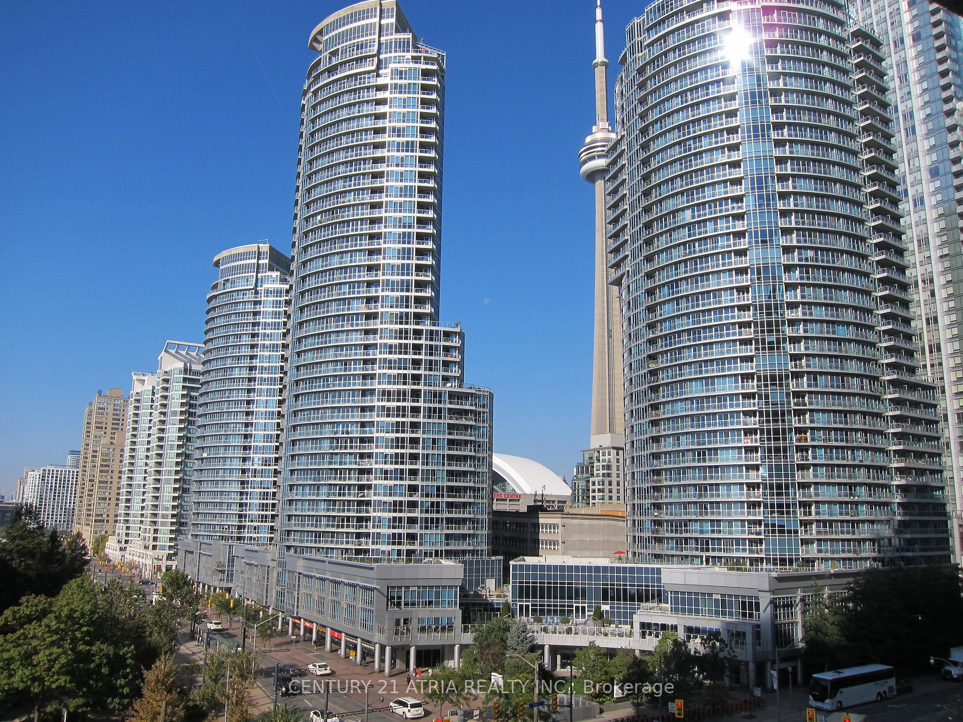 77 Harbour Sq, #811