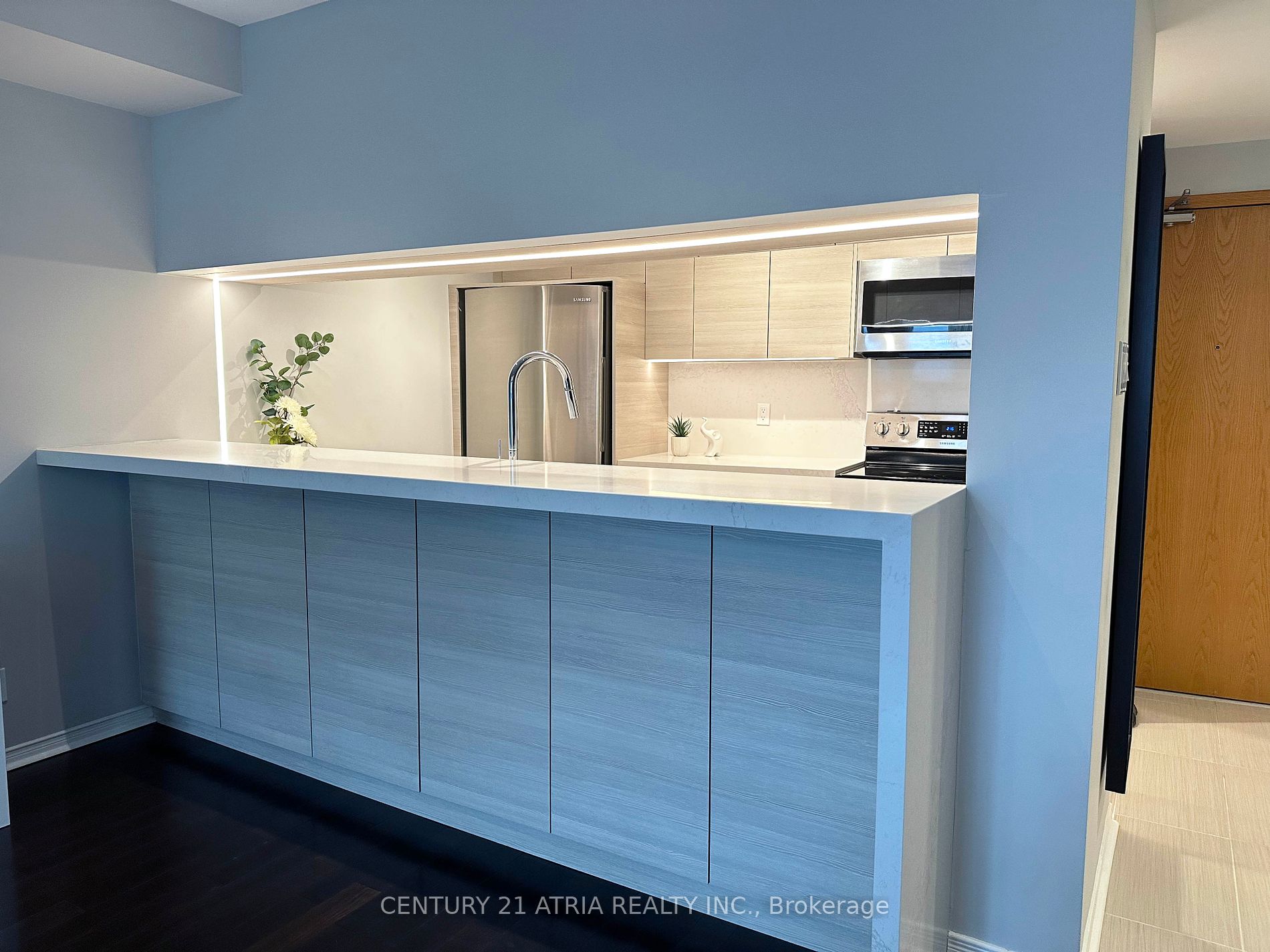 77 Harbour Sq, #811