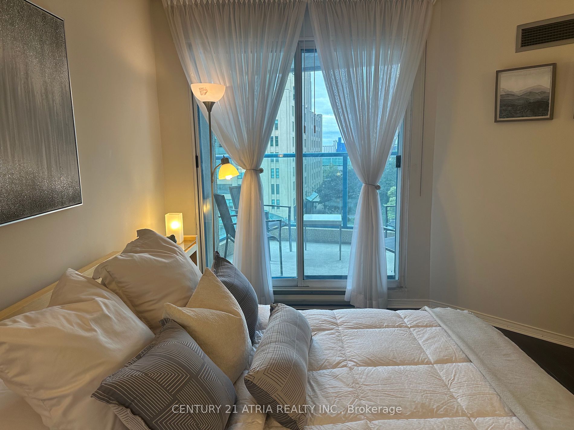 77 Harbour Sq, #811
