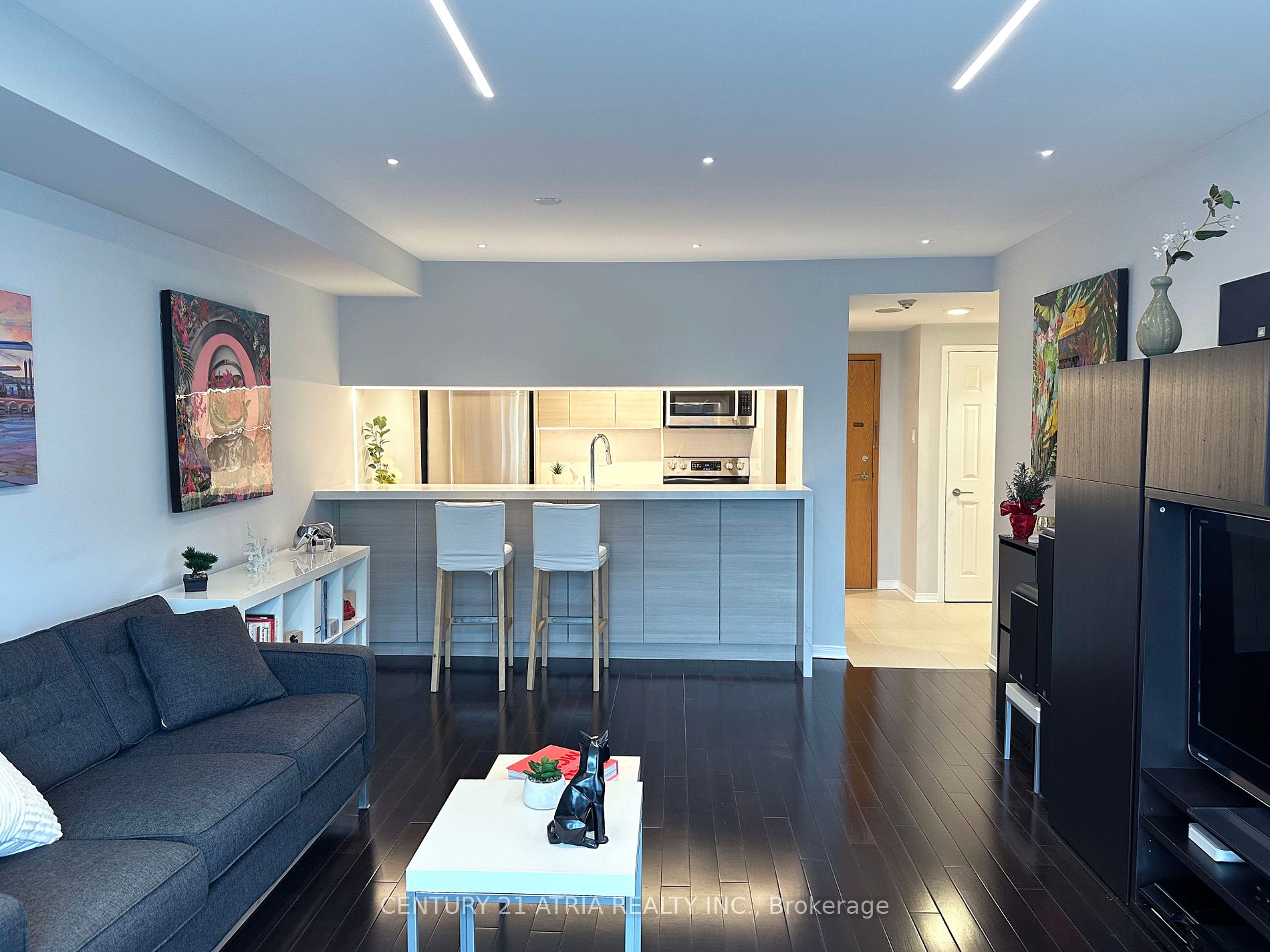 77 Harbour Sq, #811