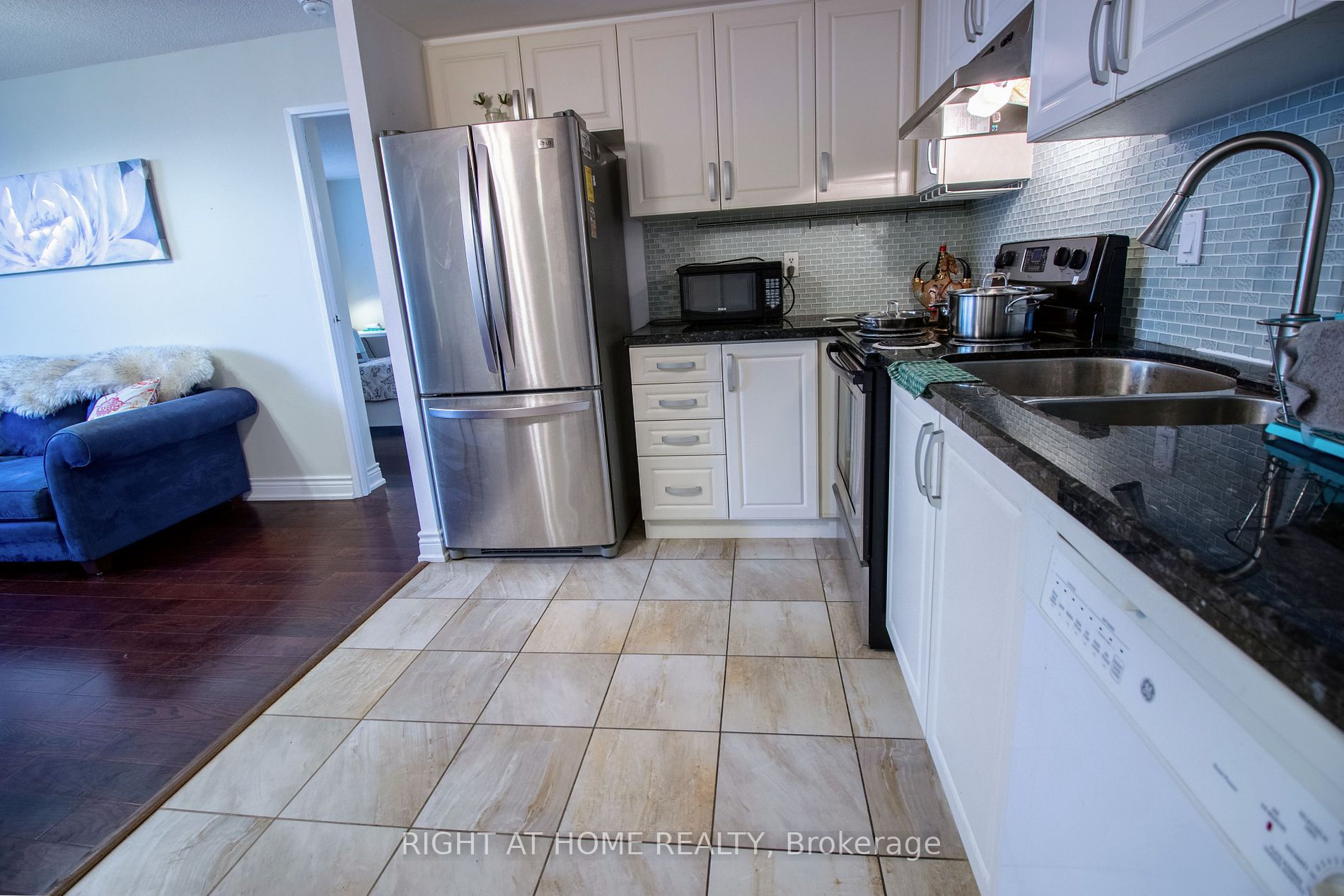 5785 Yonge St, #505