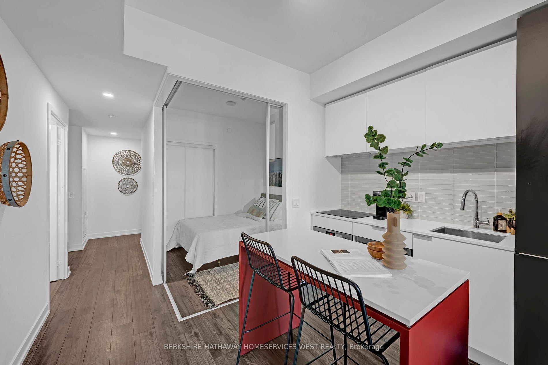 33 Helendale Avenue, #908