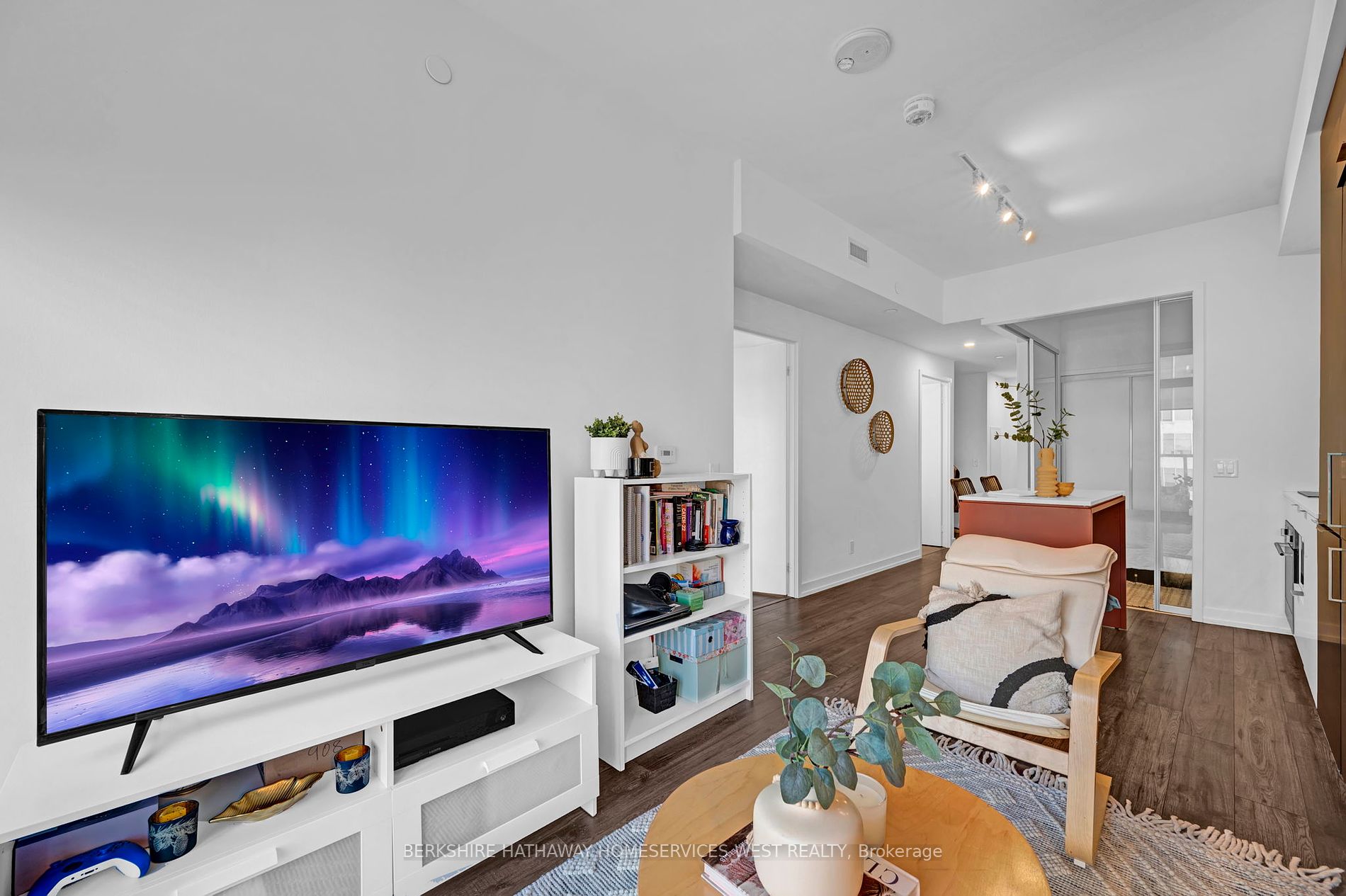 33 Helendale Avenue, #908