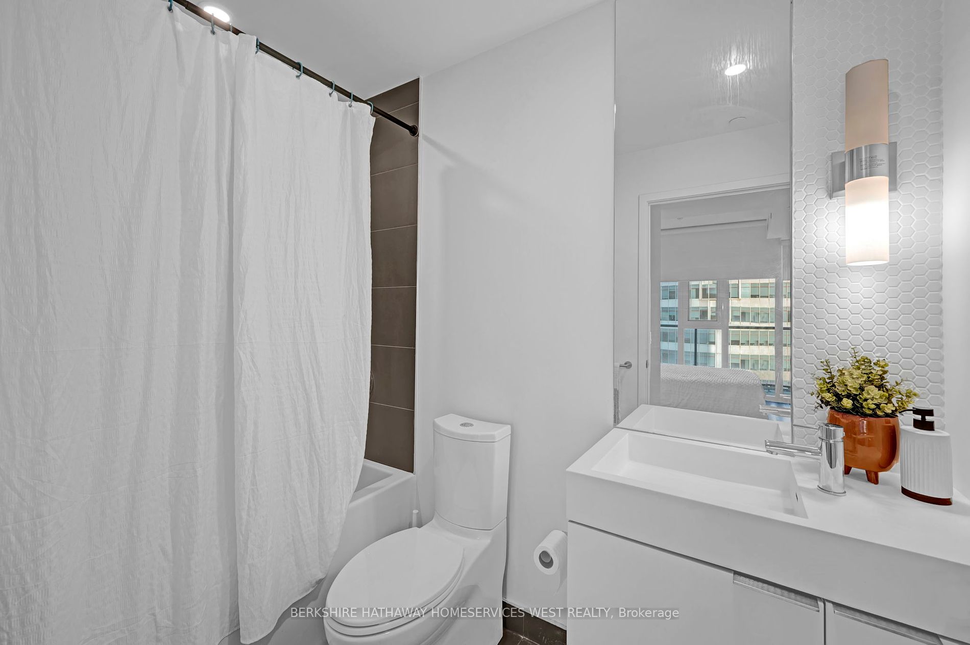 33 Helendale Avenue, #908