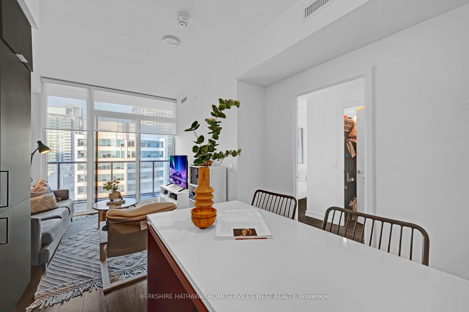 33 Helendale Avenue, #908