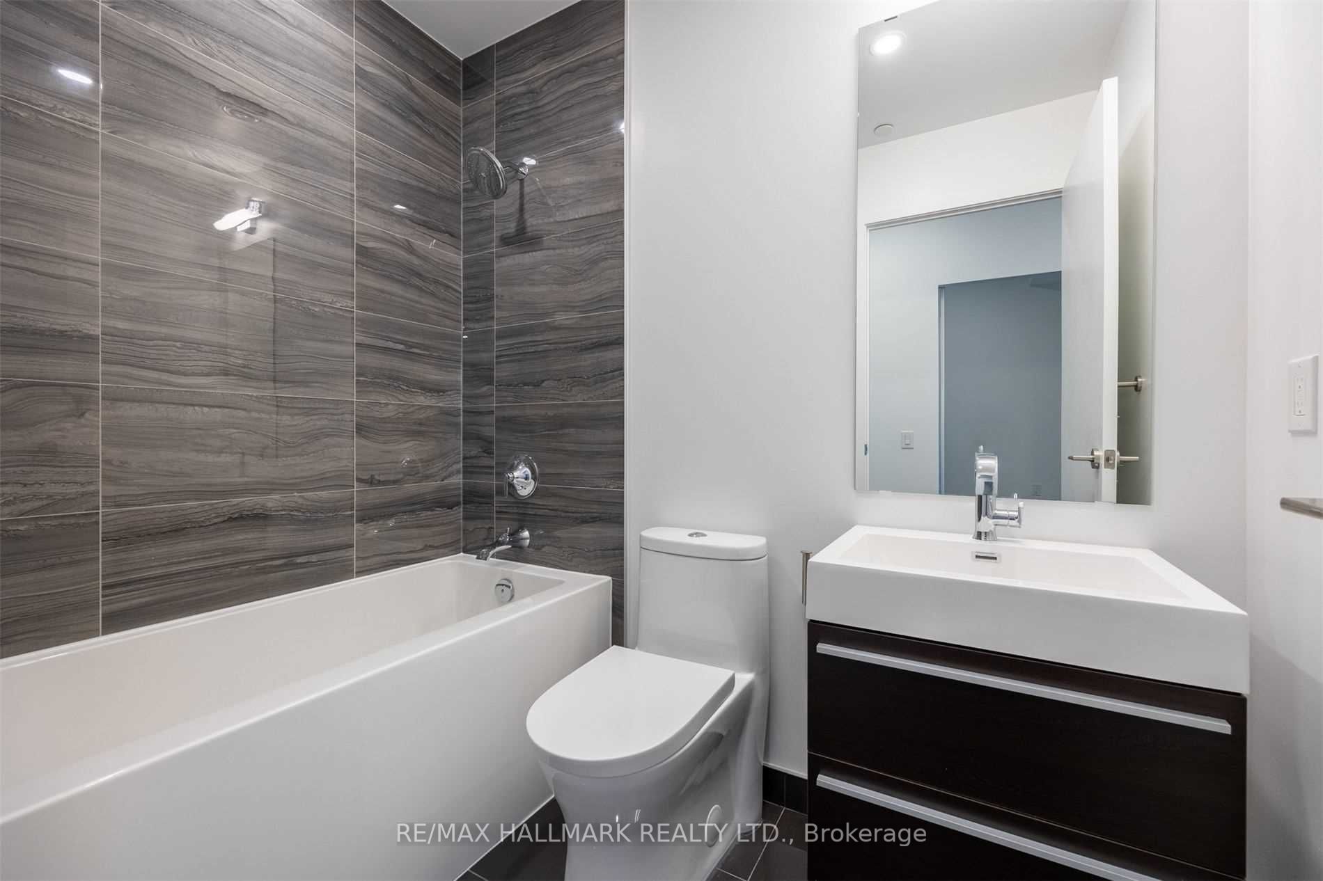 39 Roehampton Ave, #1210