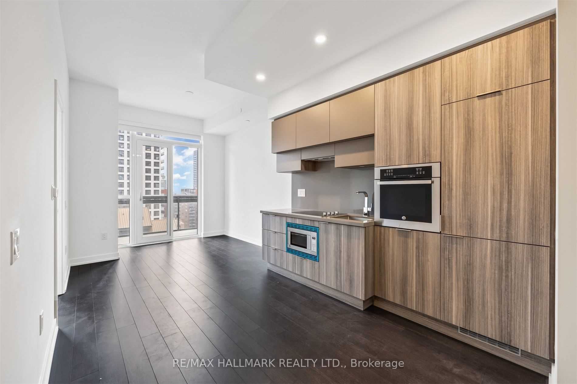 39 Roehampton Ave, #1210